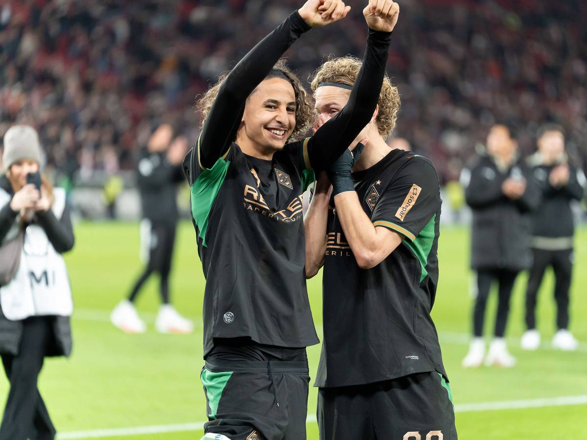 Hugo Bolin freut sich mit Wael Mohya vor den Fans.