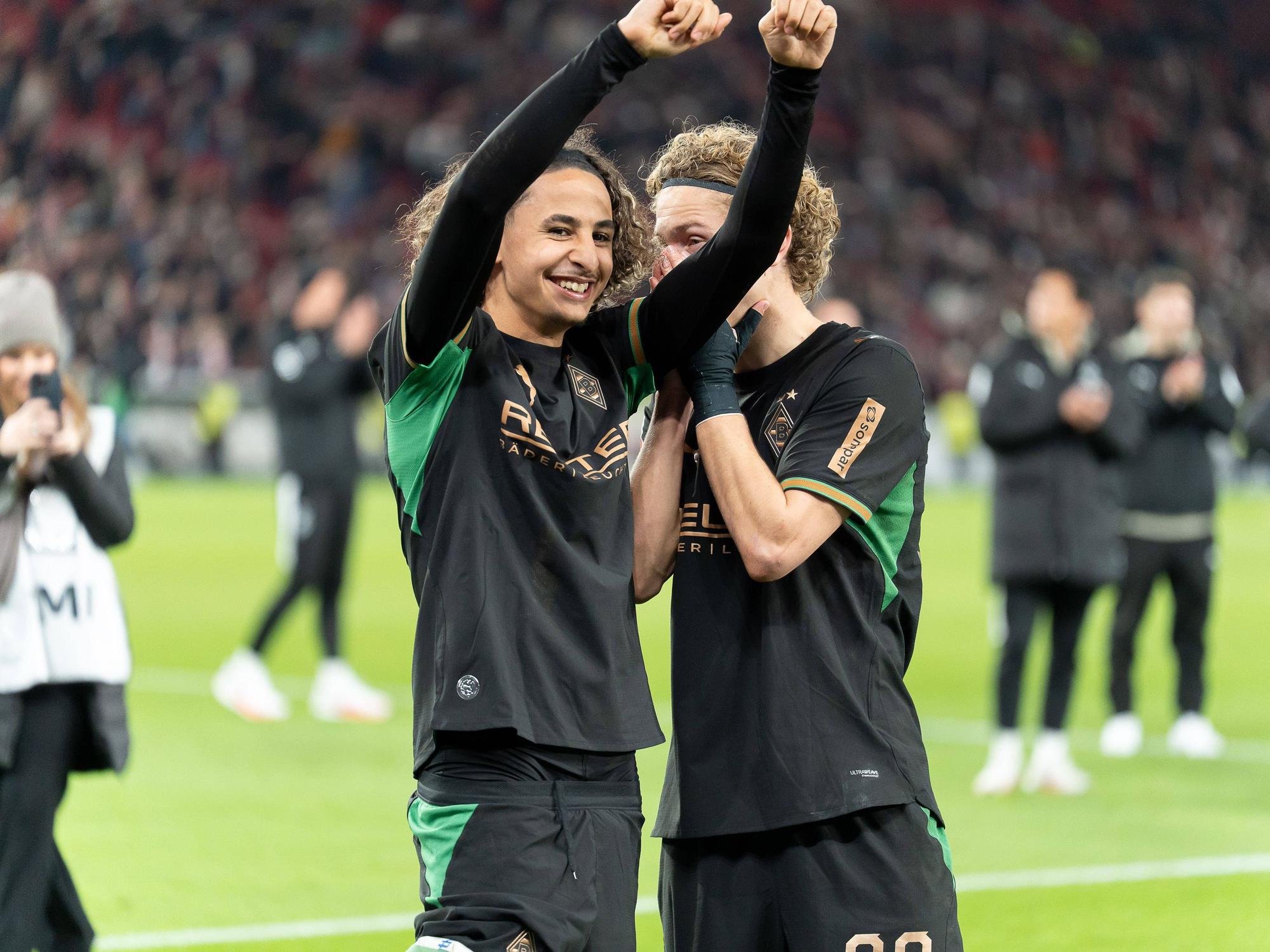Hugo Bolin freut sich mit Wael Mohya vor den Fans.