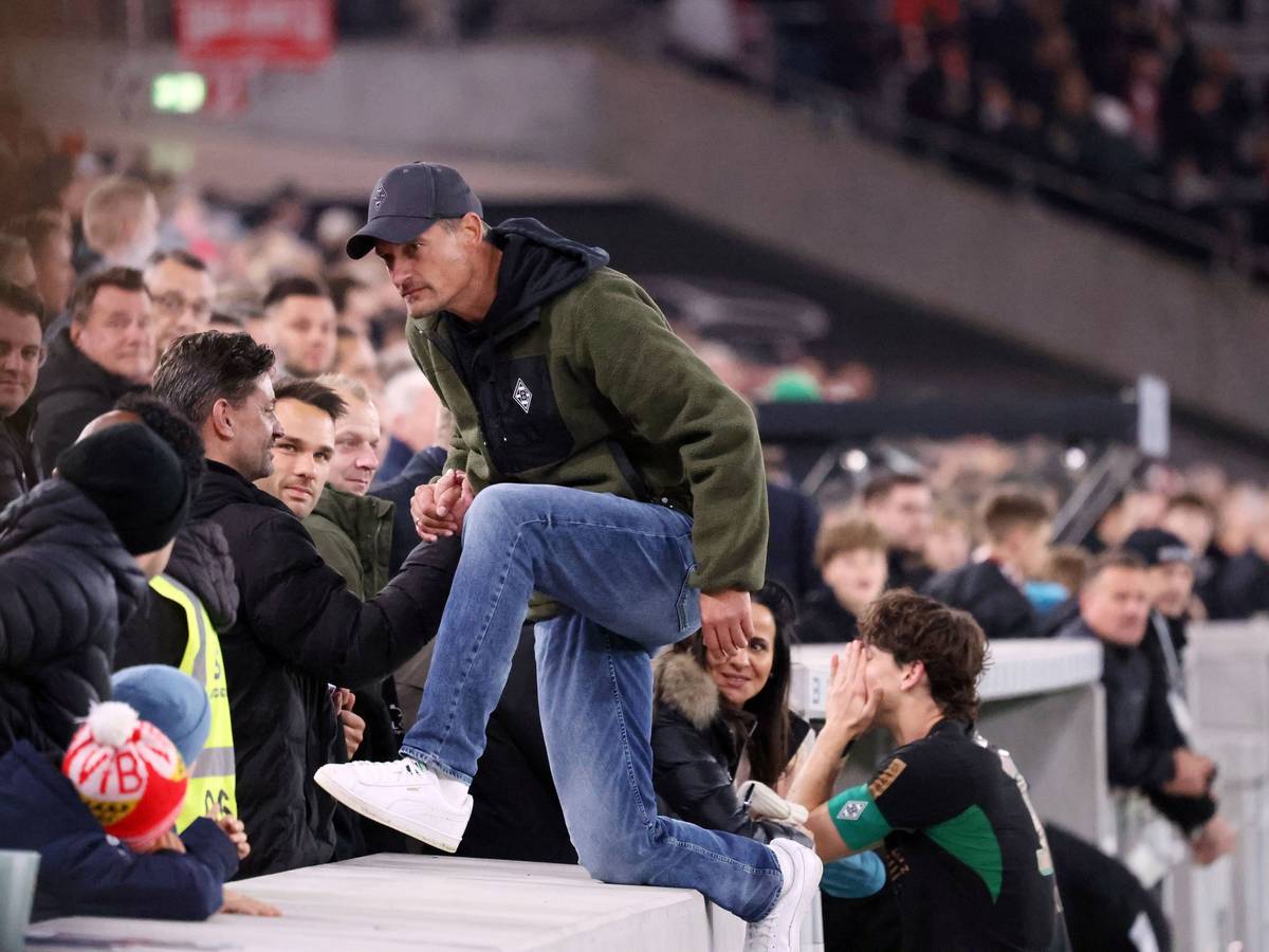 Alexander Blessin springt auf die Tribüne.