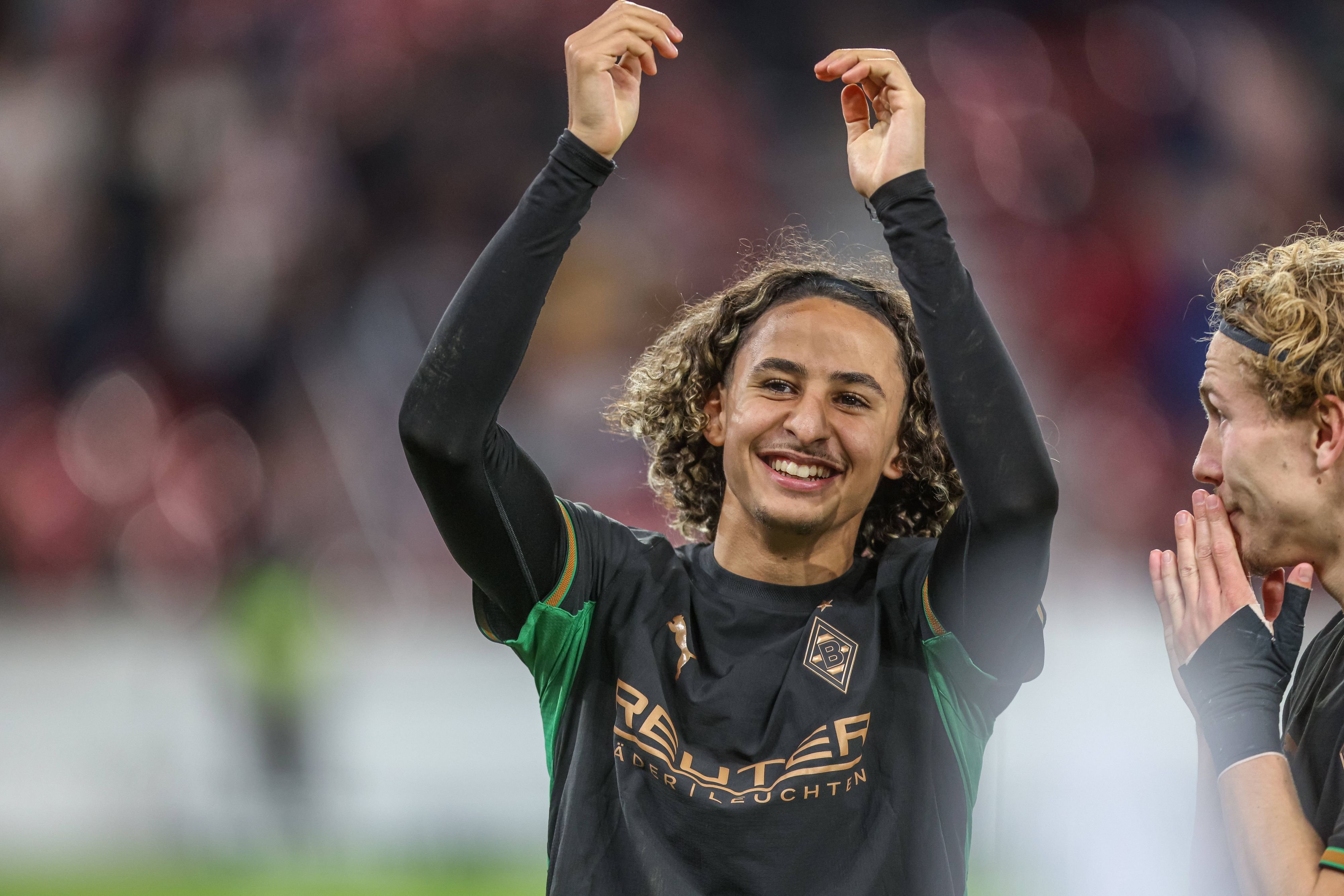 Wael Mohya hebt die Arme nach oben und freut sich.