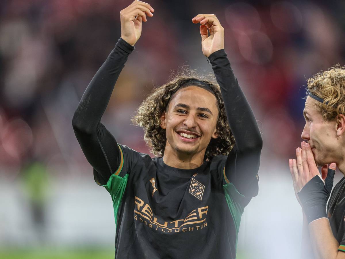 Wael Mohya hebt die Arme nach oben und freut sich.