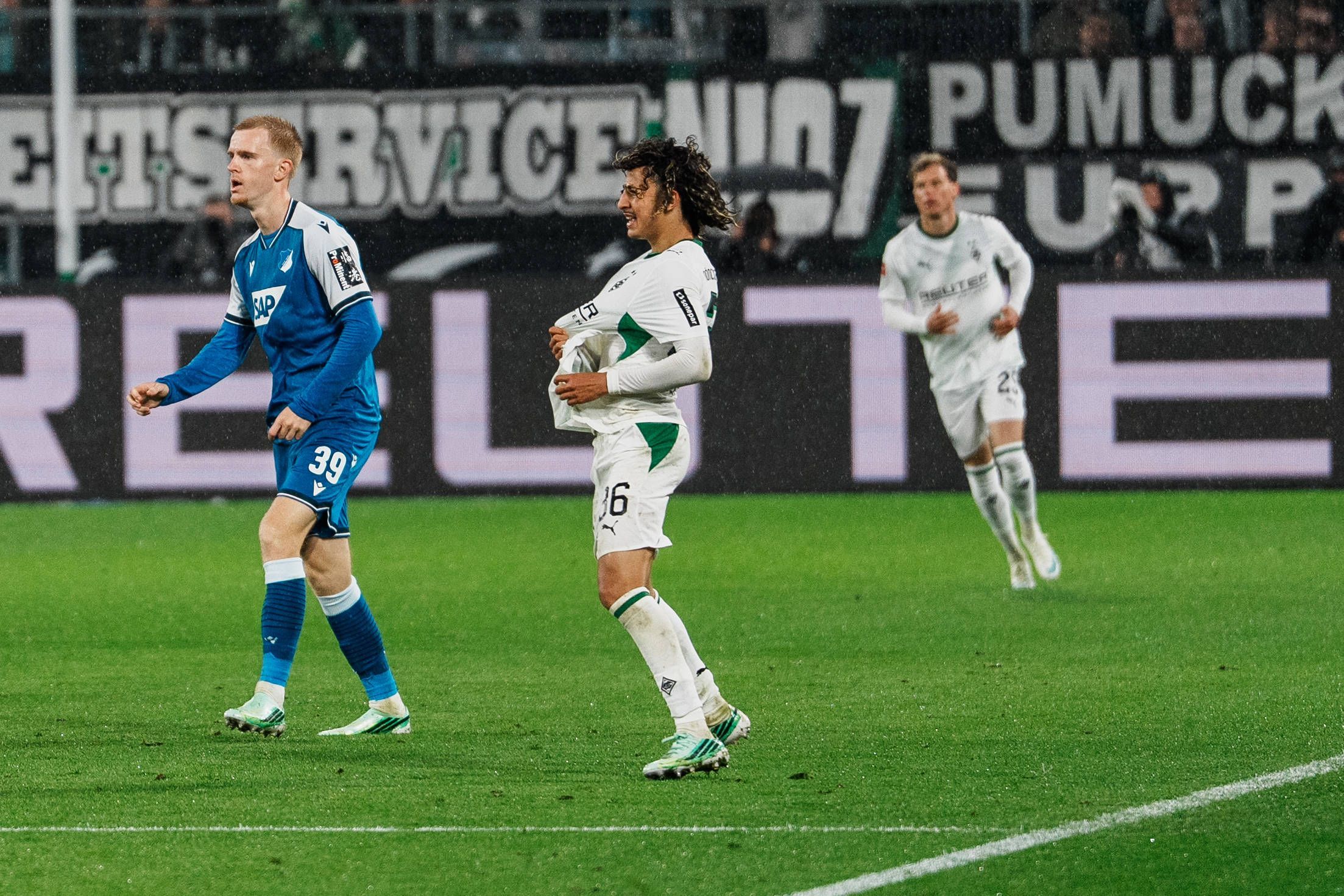 Wael Mohya während eines Fußballspiels auf dem Rasen