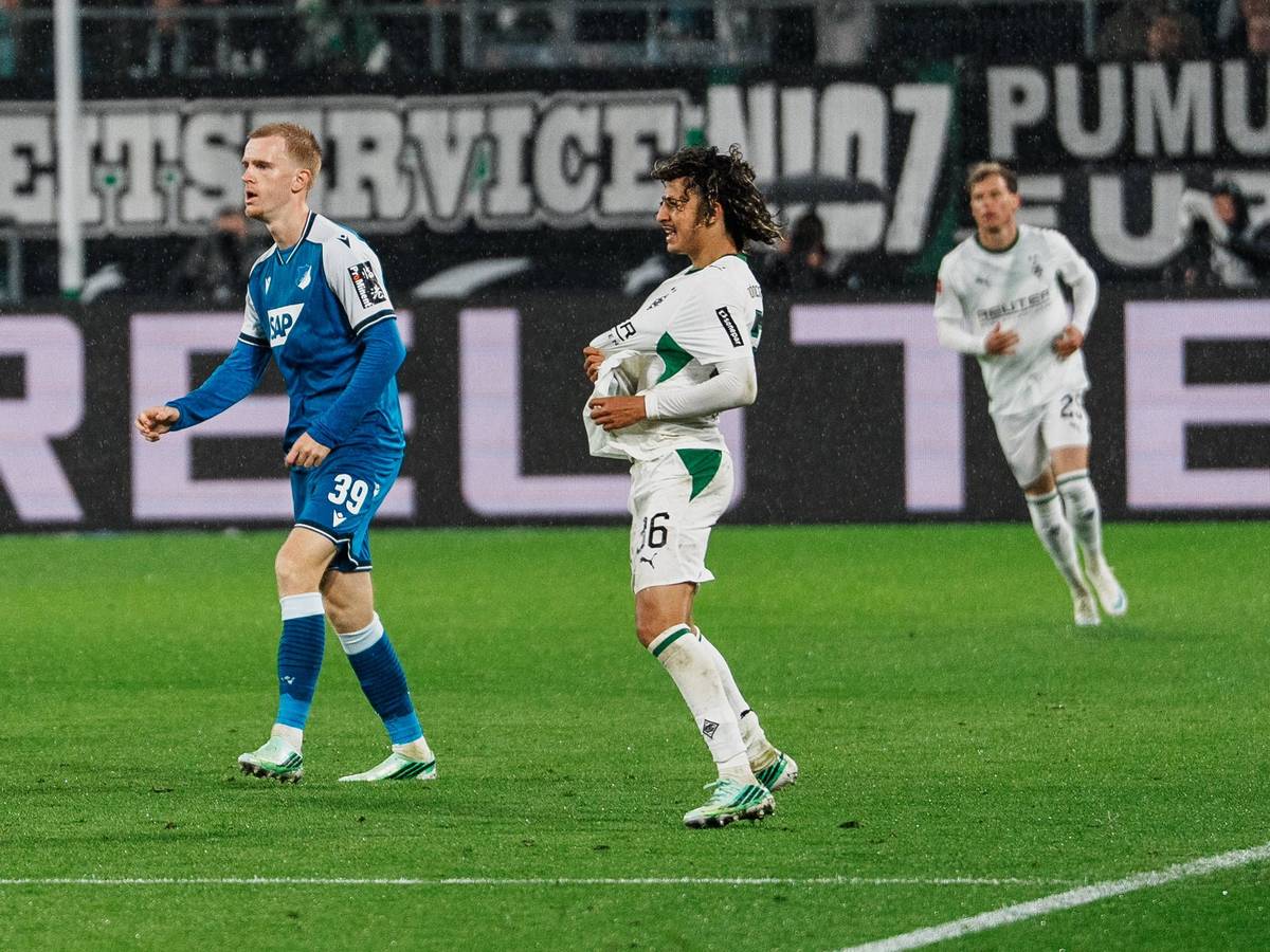 Wael Mohya während eines Fußballspiels auf dem Rasen