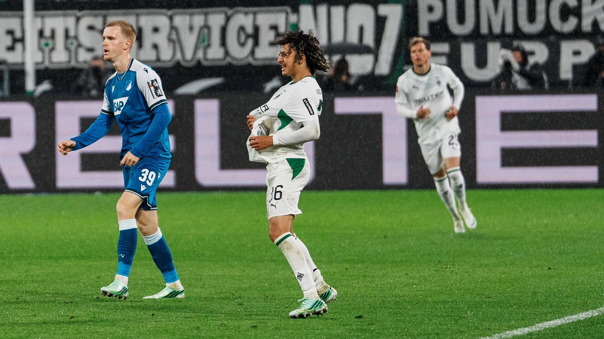 Wael Mohya während eines Fußballspiels auf dem Rasen