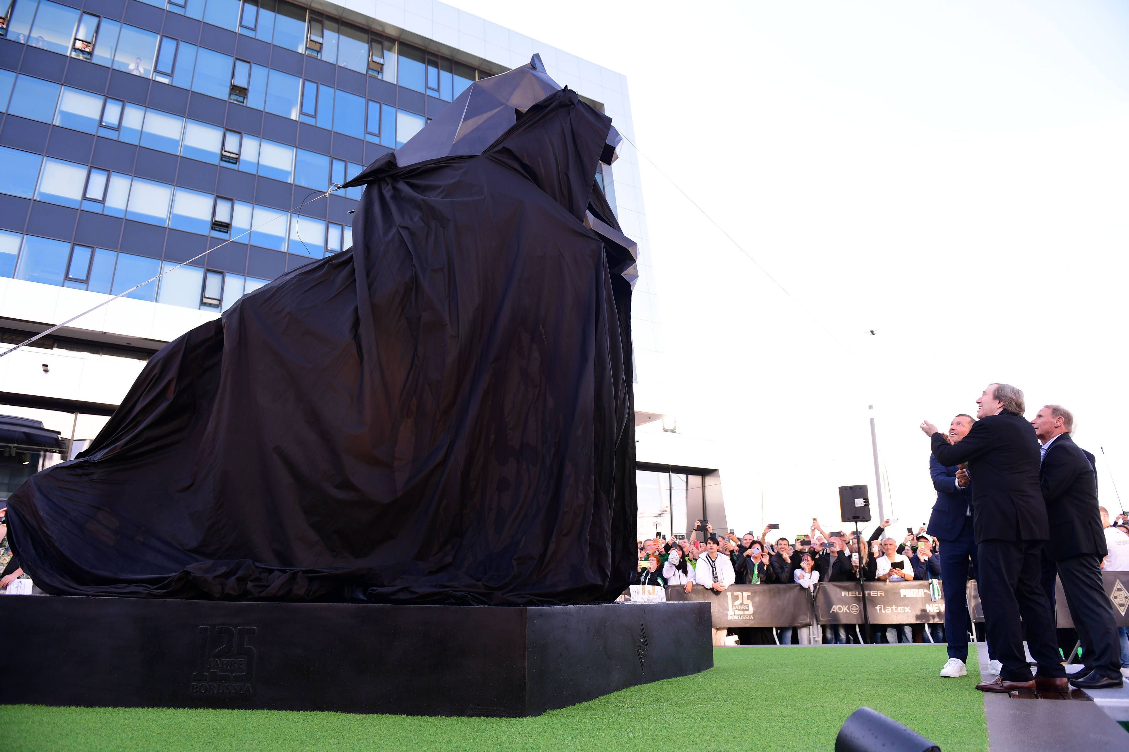Berti Vogts, Günter Netzer und Lothar Matthäus enthüllen eine Statue