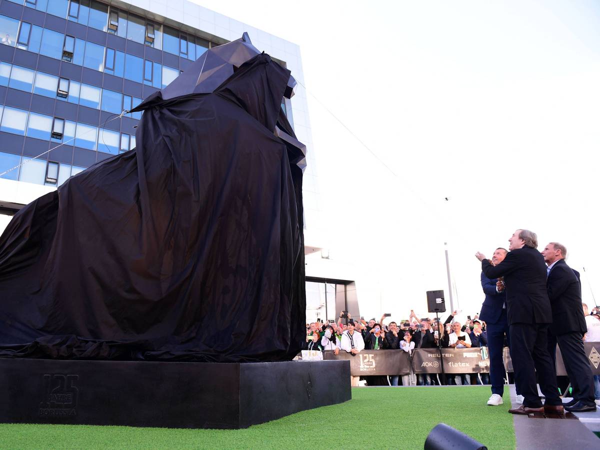 Berti Vogts, Günter Netzer und Lothar Matthäus enthüllen eine Statue