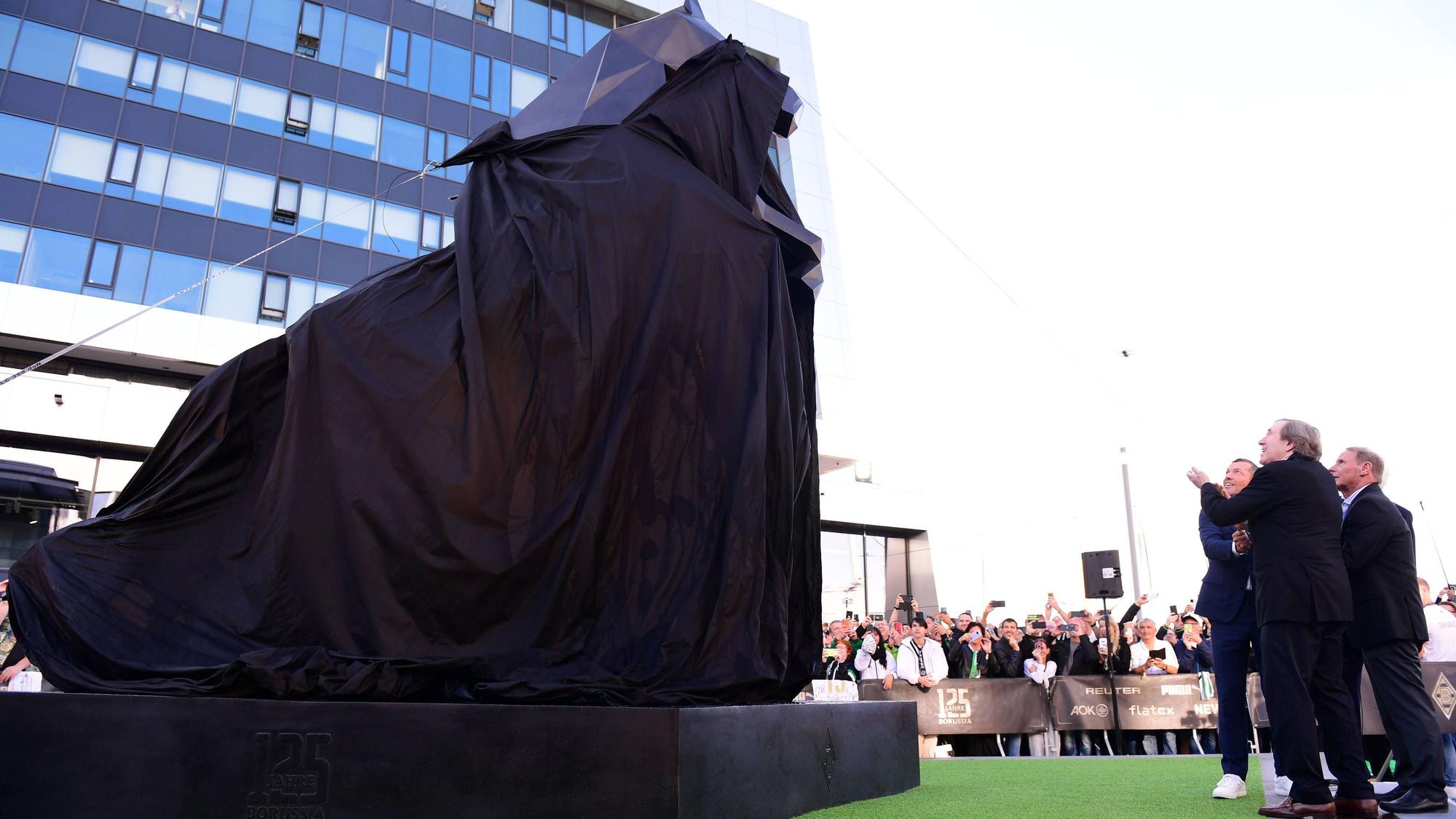 Berti Vogts, Günter Netzer und Lothar Matthäus enthüllen eine Statue