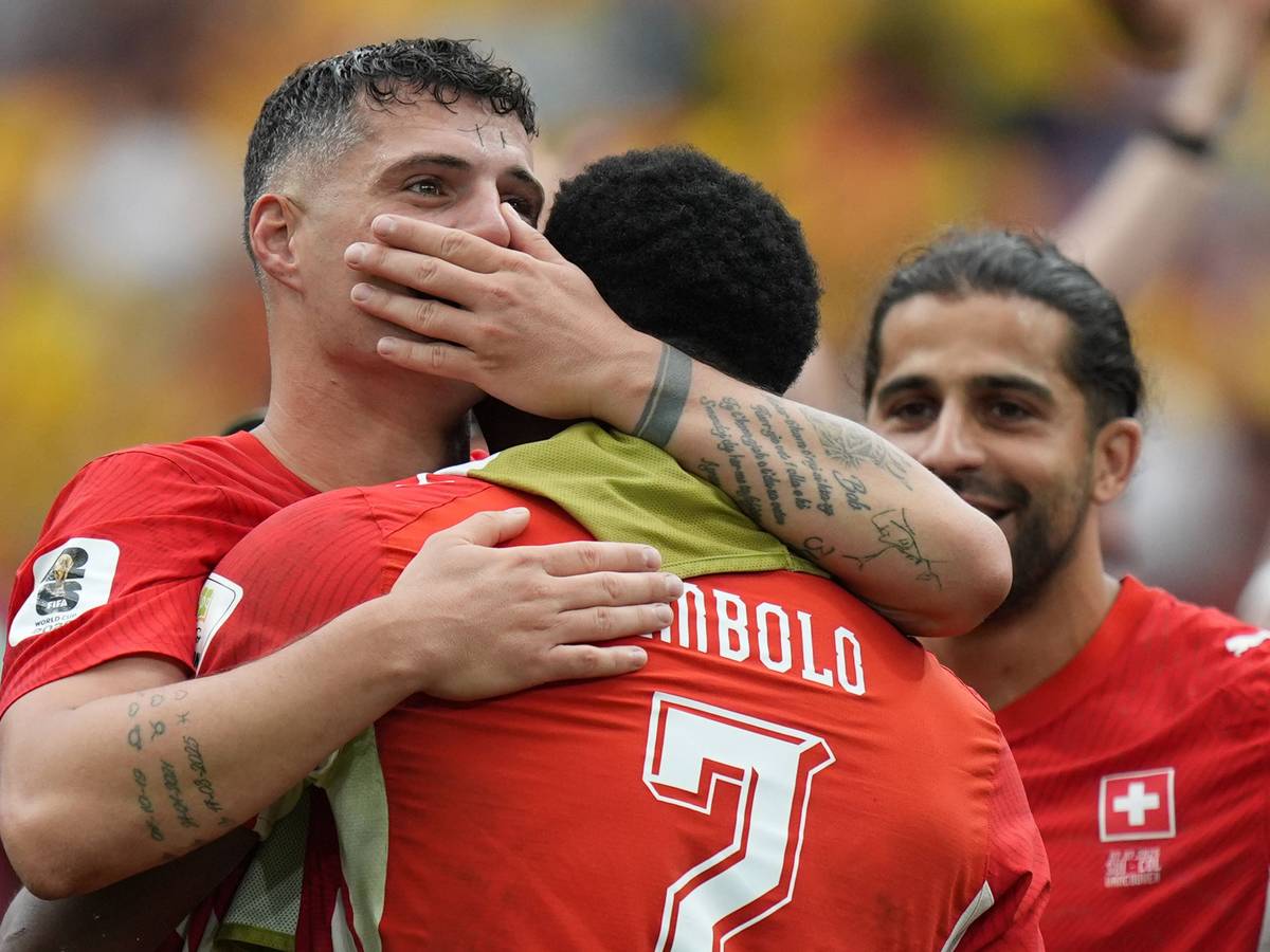 Granit Xhaka umarmt Breel Embolo nach einem WM-Spiel.