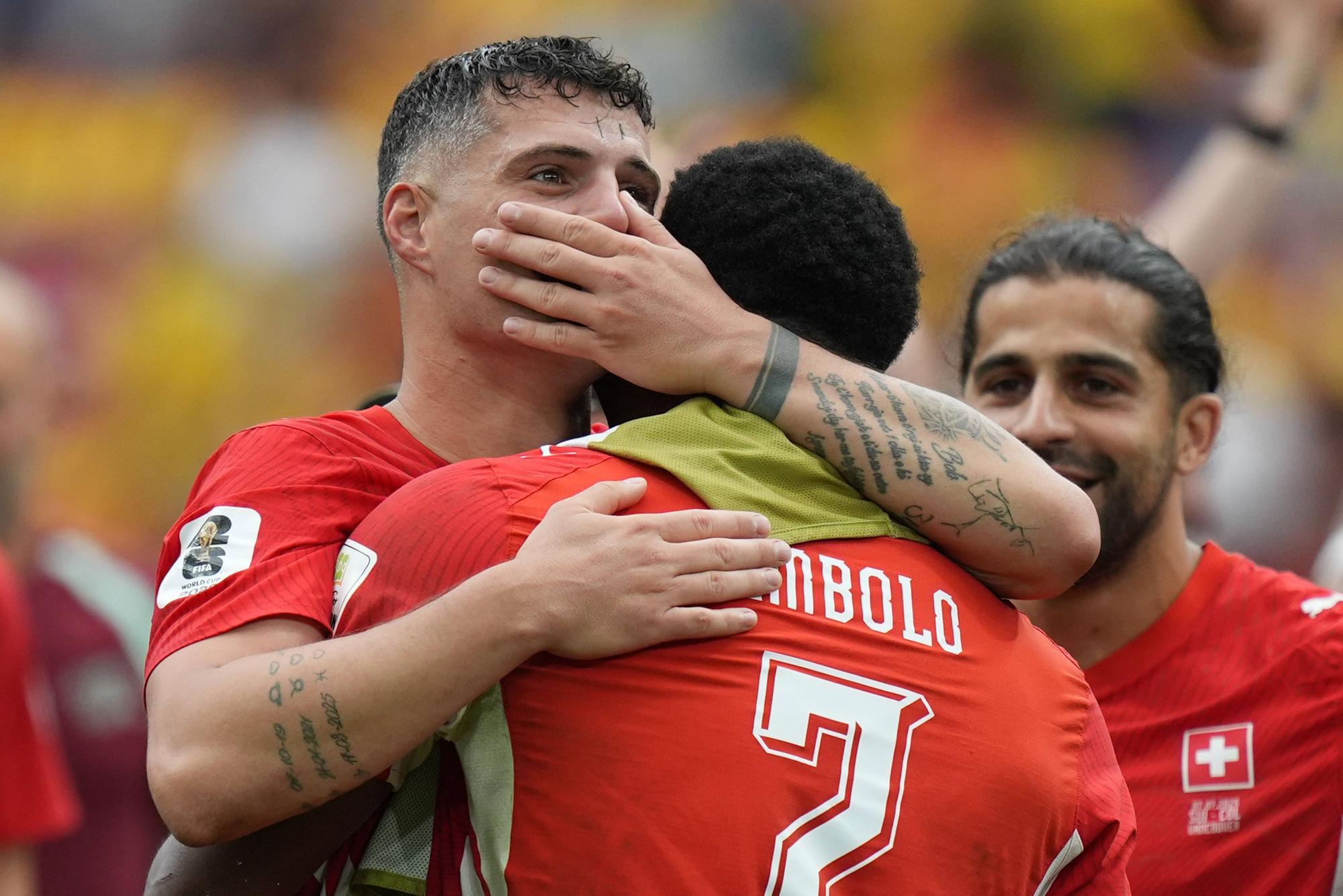 Granit Xhaka umarmt Breel Embolo nach einem WM-Spiel.