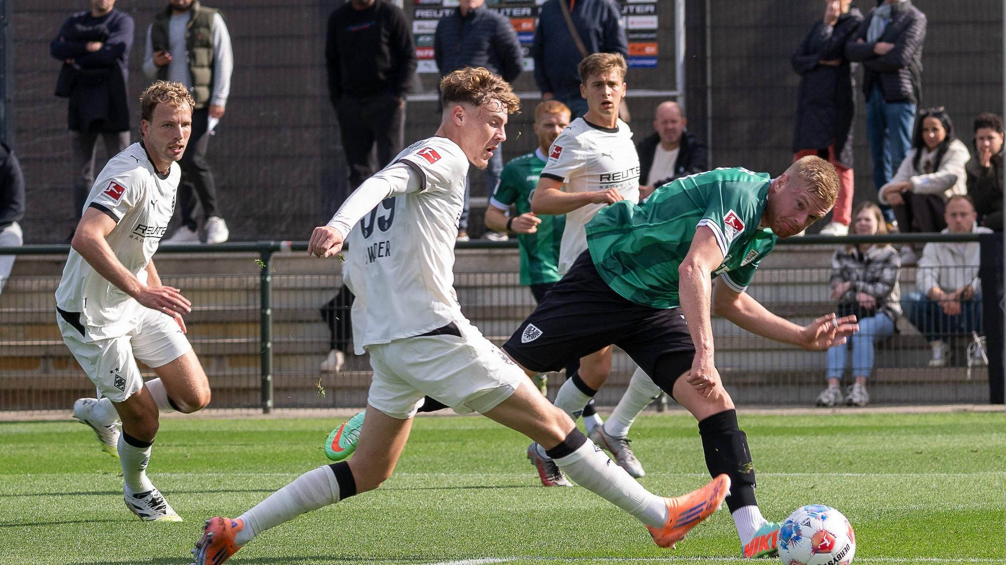 Niklas Swider im Zweikampf mit Lars Lokotsch