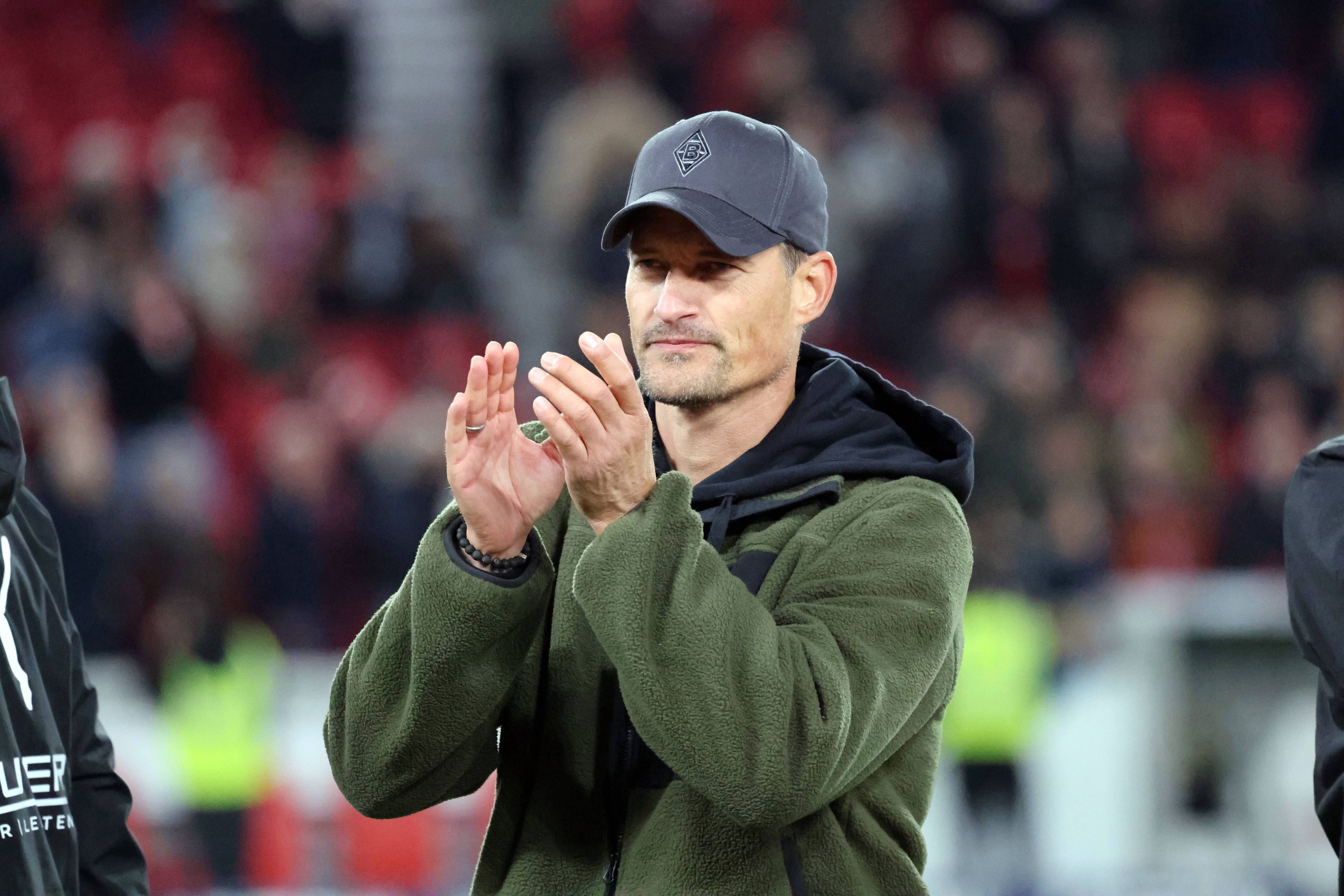 Applaus von Gladbach-Trainer Alexander Blessin.