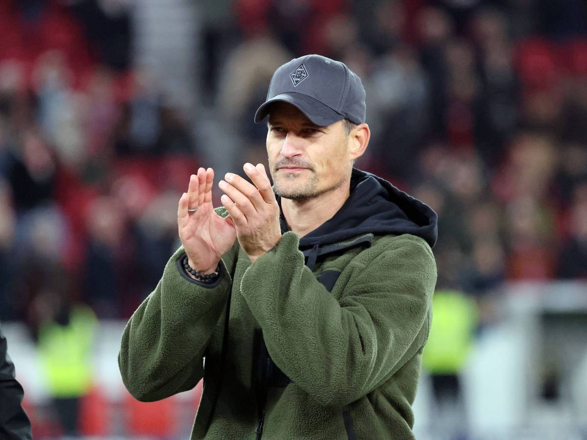 Applaus von Gladbach-Trainer Alexander Blessin.