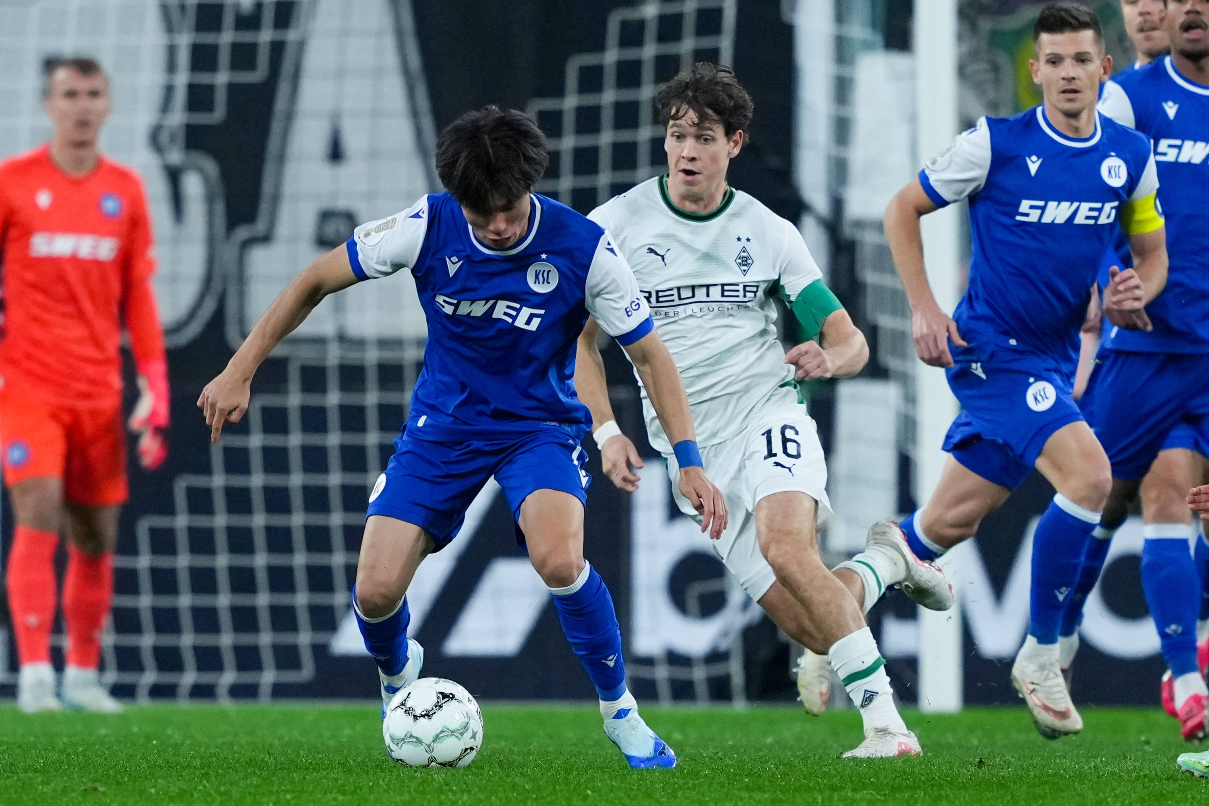 Duell um den Ball zwischen Shio Fukuda und Philipp Sander.
