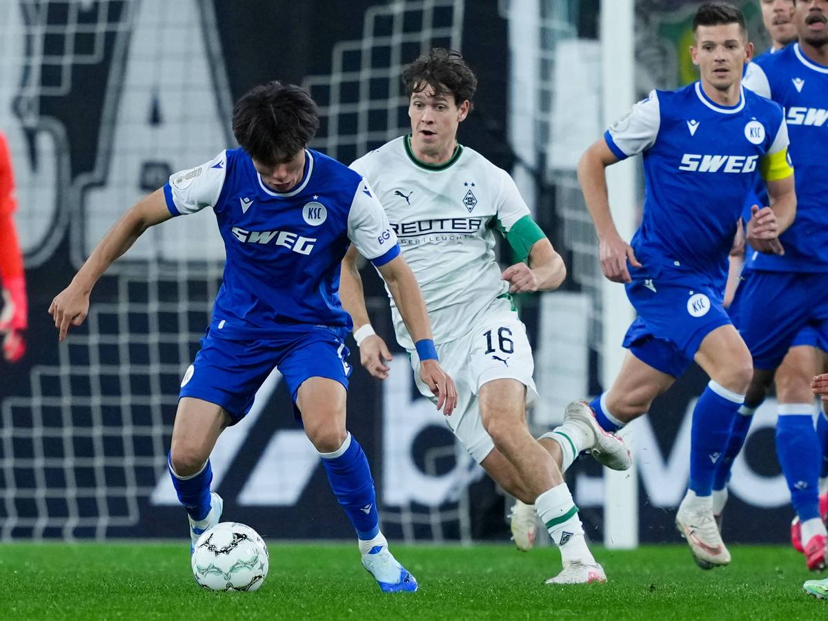 Duell um den Ball zwischen Shio Fukuda und Philipp Sander.