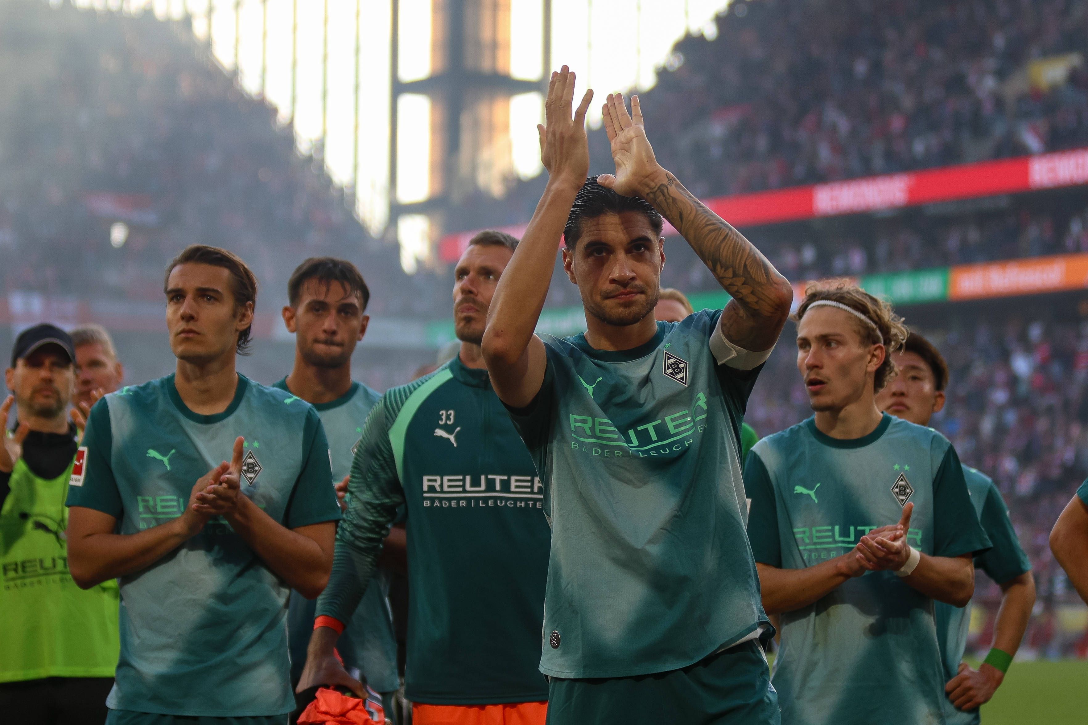 Die Gladbach-Profis applaudieren in Richtung ihrer Fans.