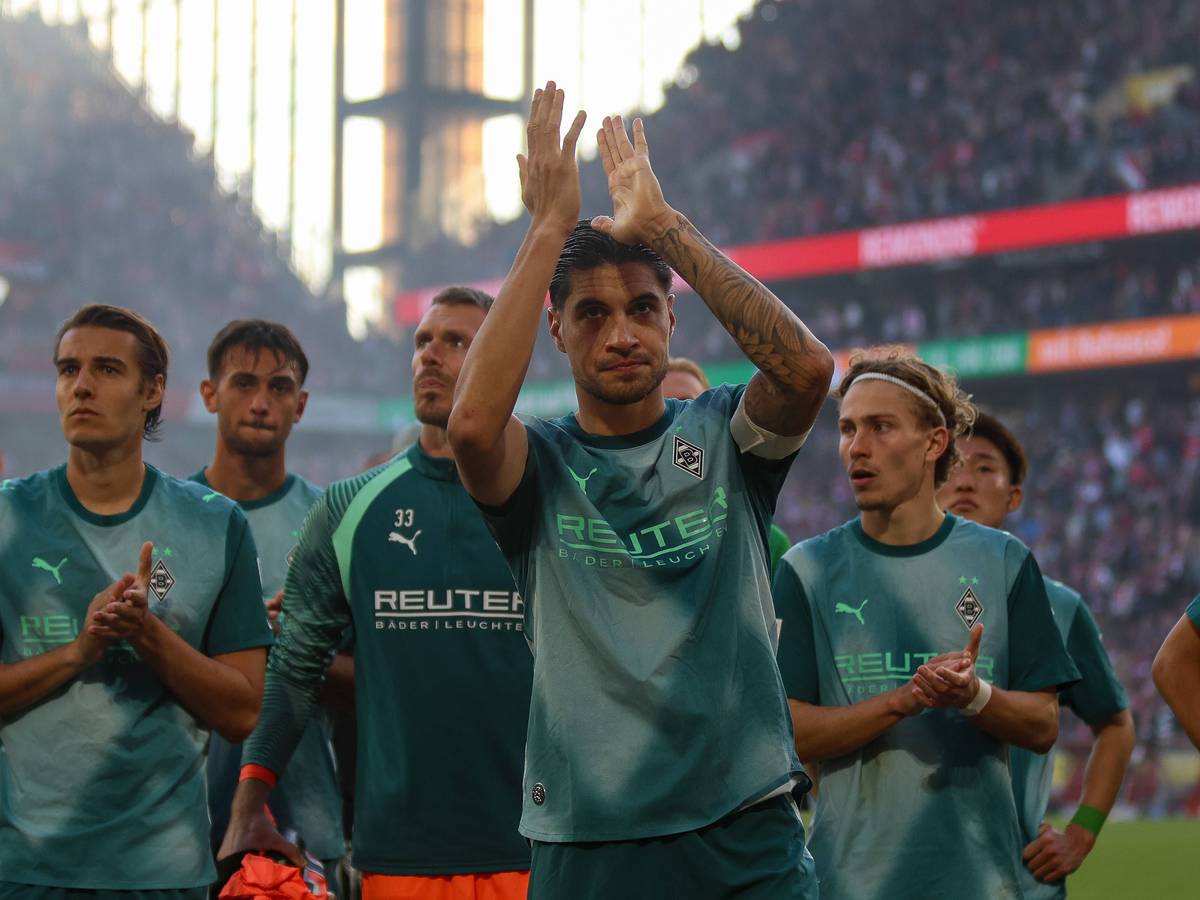Die Gladbach-Profis applaudieren in Richtung ihrer Fans.