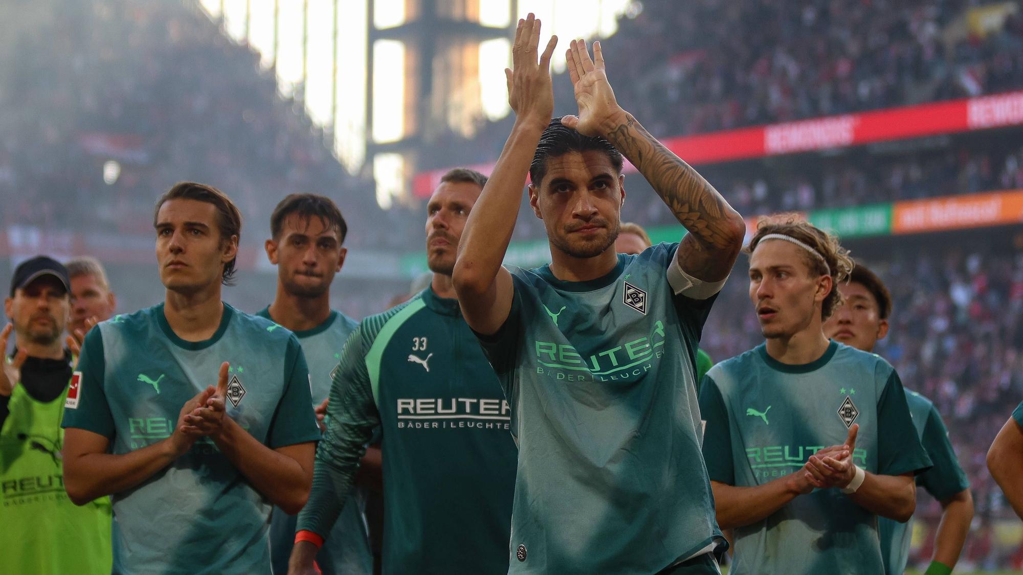 Die Gladbach-Profis applaudieren in Richtung ihrer Fans.