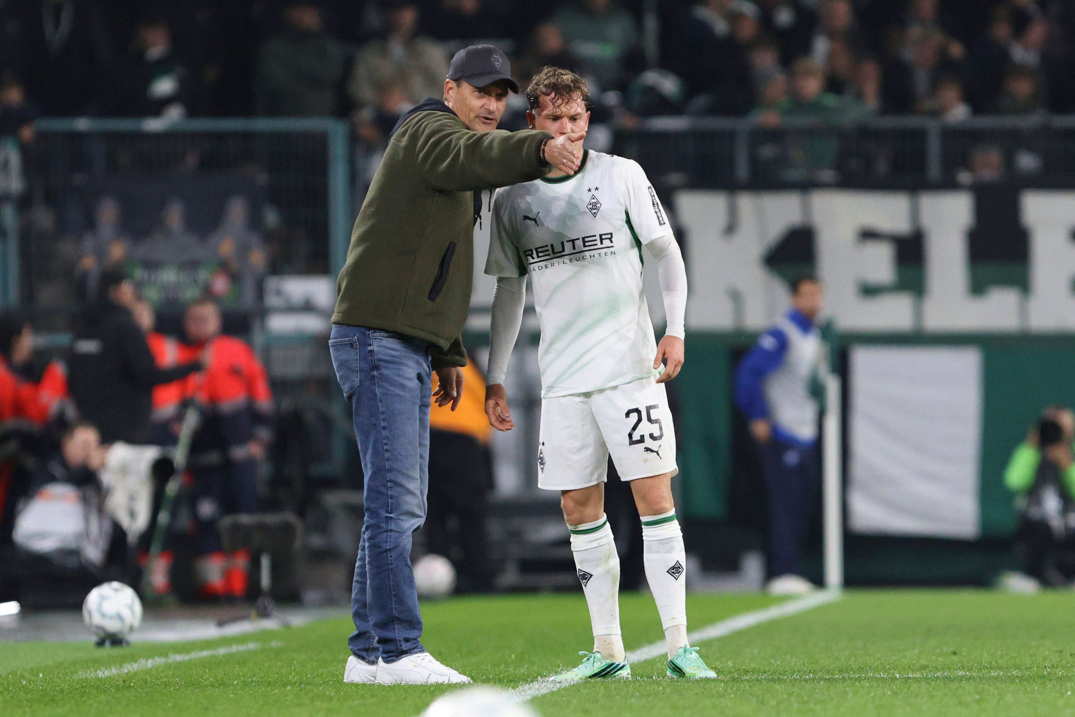 Gladbach-Trainer Alexander Blessin spricht mit Offensivspieler Robin Hack am Rande des DFB-Pokals gegen den KSC.
