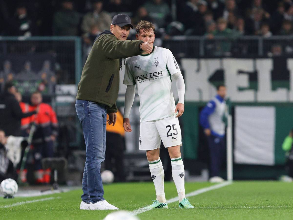 Gladbach-Trainer Alexander Blessin spricht mit Offensivspieler Robin Hack am Rande des DFB-Pokals gegen den KSC.