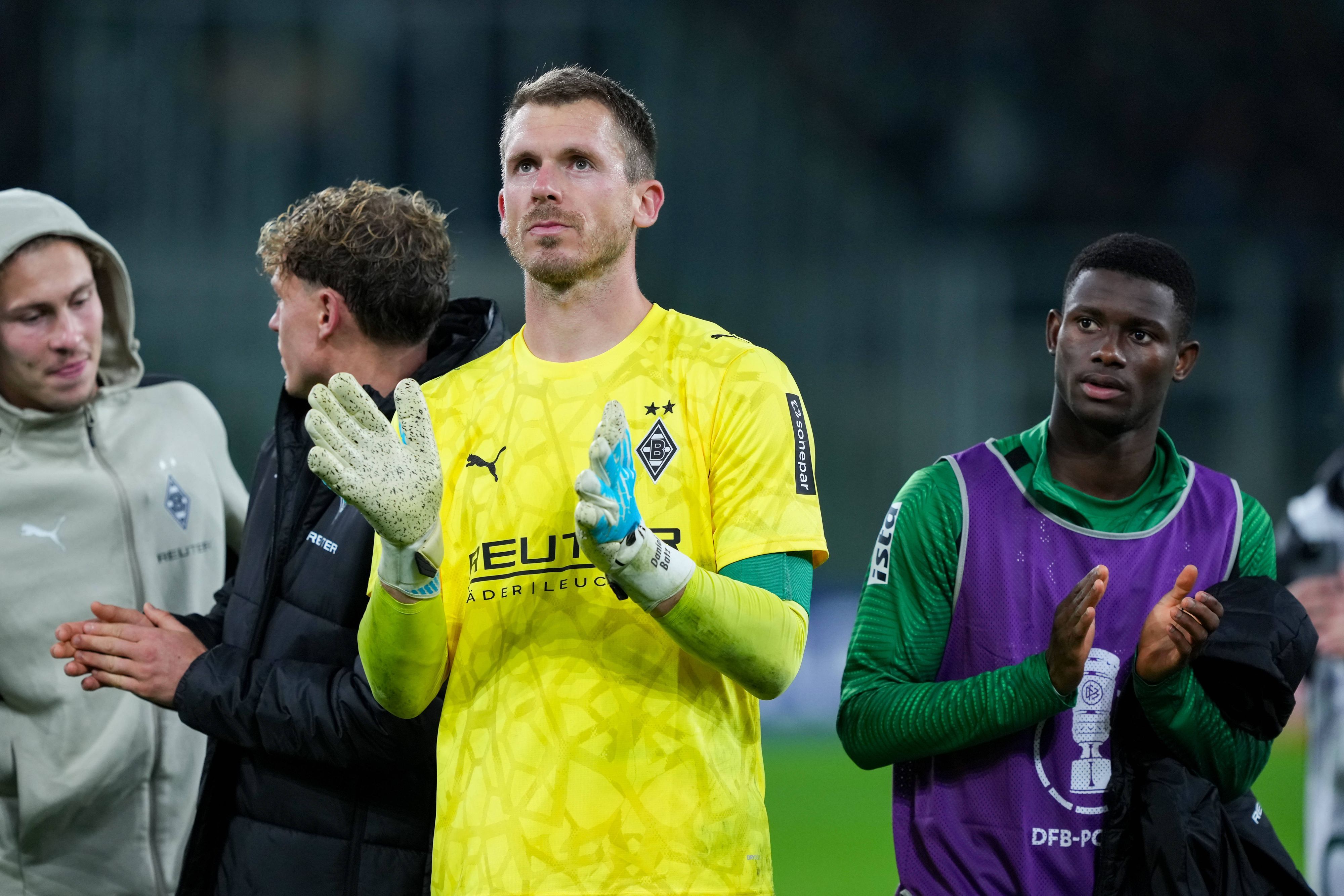 Torwart Daniel Batz applaudiert nach dem Spiel