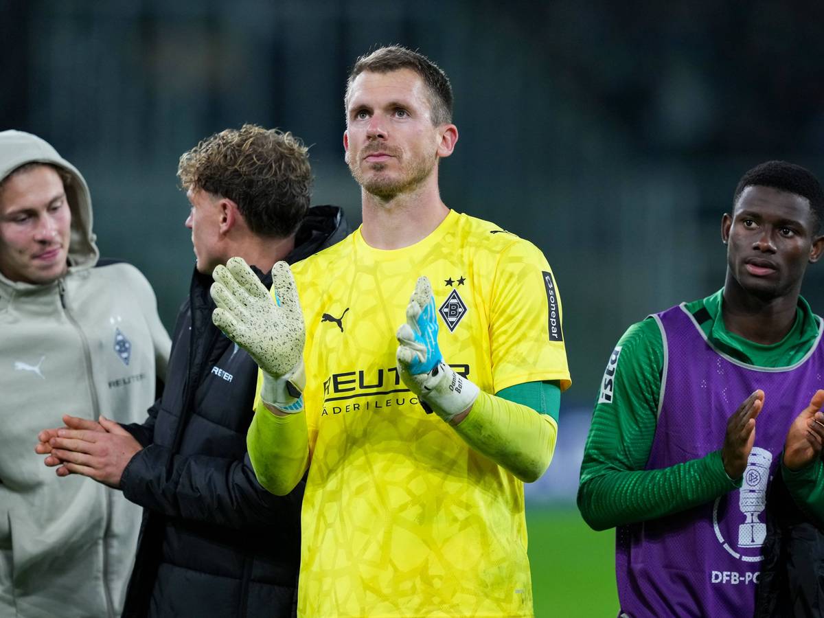 Torwart Daniel Batz applaudiert nach dem Spiel