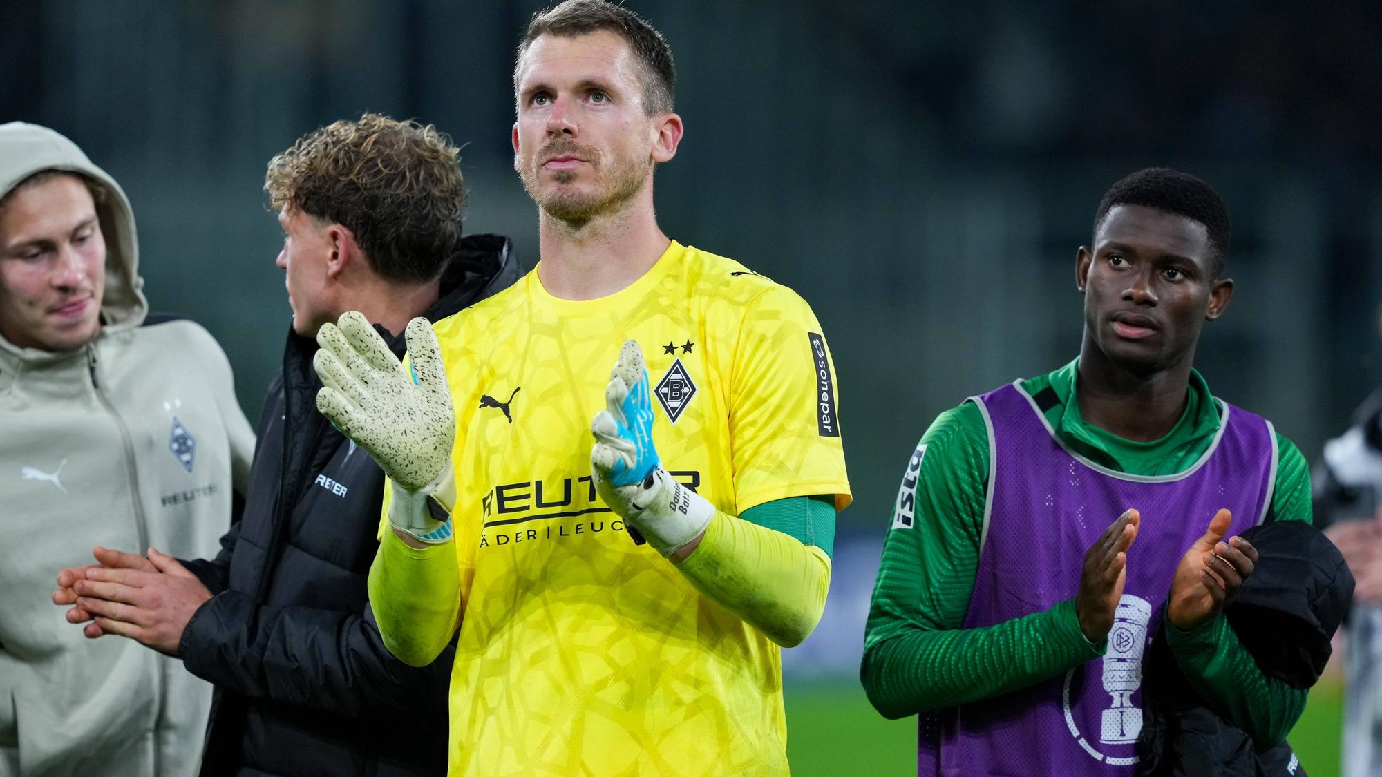 Torwart Daniel Batz applaudiert nach dem Spiel