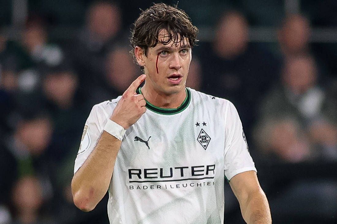 Philipp Sander zeigt auf seine Wunde.