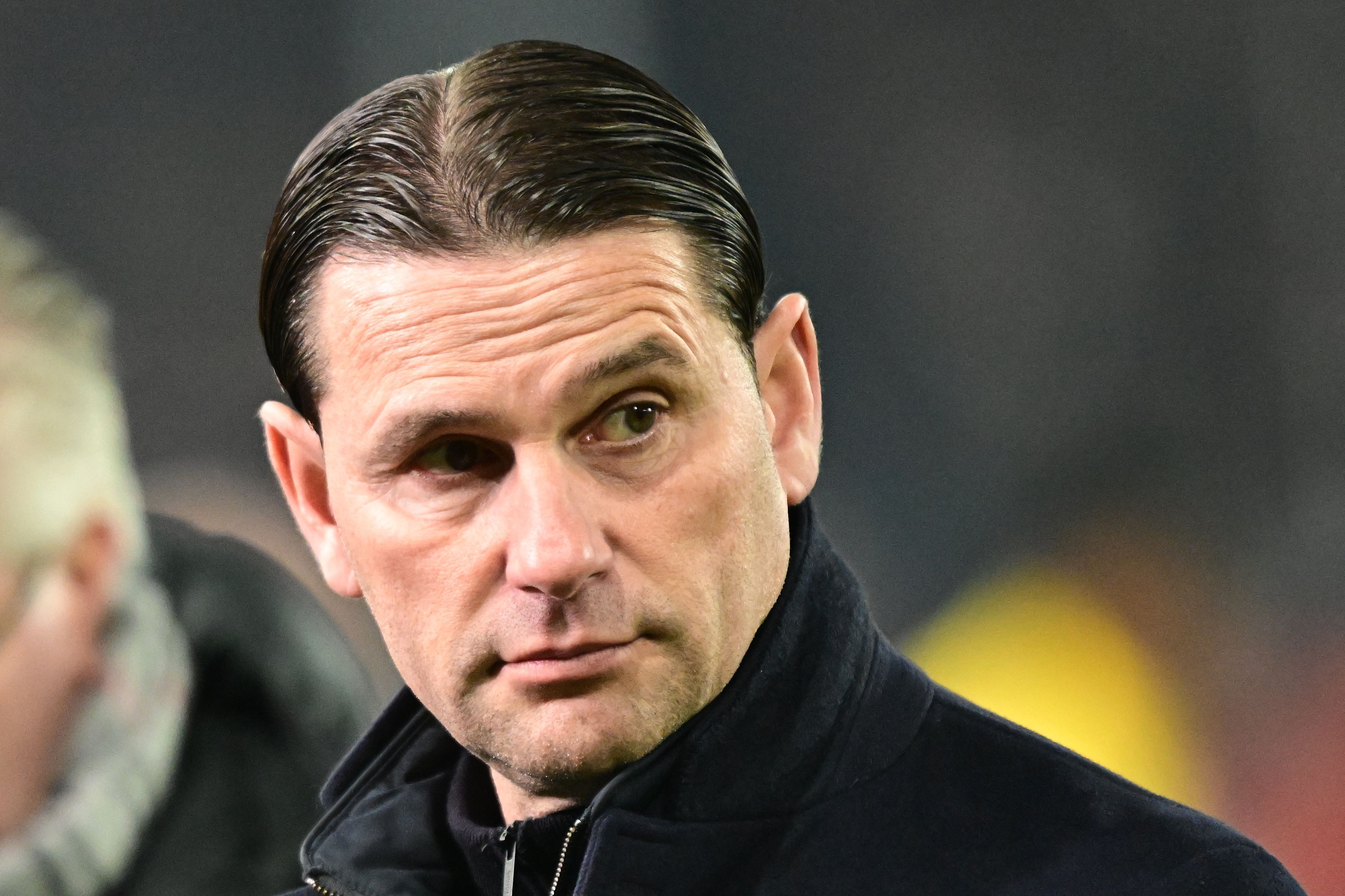 Der frühere Fußball-Bundesligatrainer Gerardo Seoane steht am Spielfeldrand.