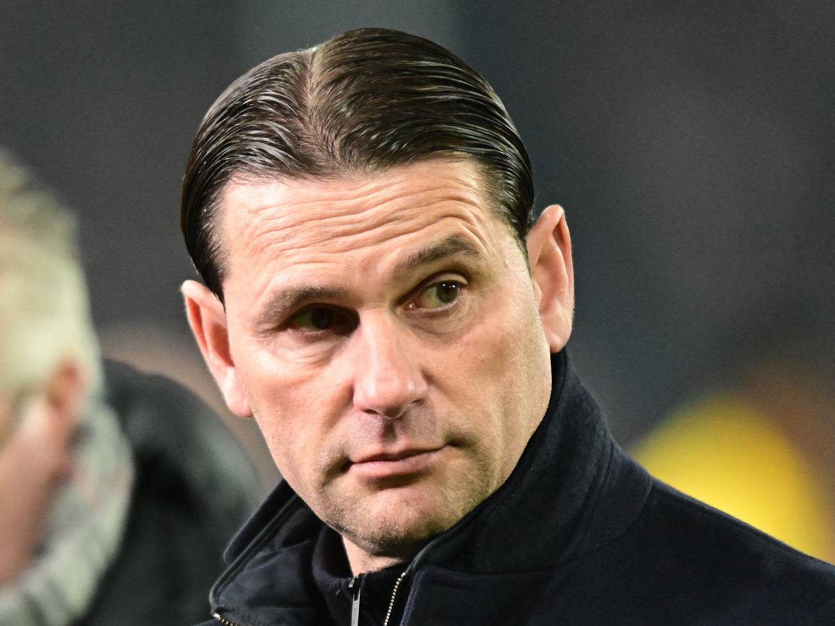Der frühere Fußball-Bundesligatrainer Gerardo Seoane steht am Spielfeldrand.