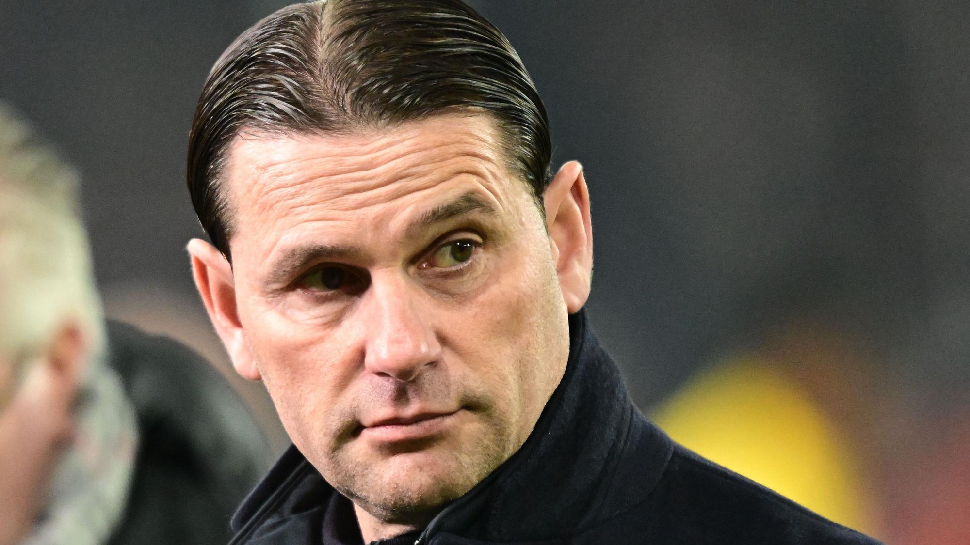 Der frühere Fußball-Bundesligatrainer Gerardo Seoane steht am Spielfeldrand.