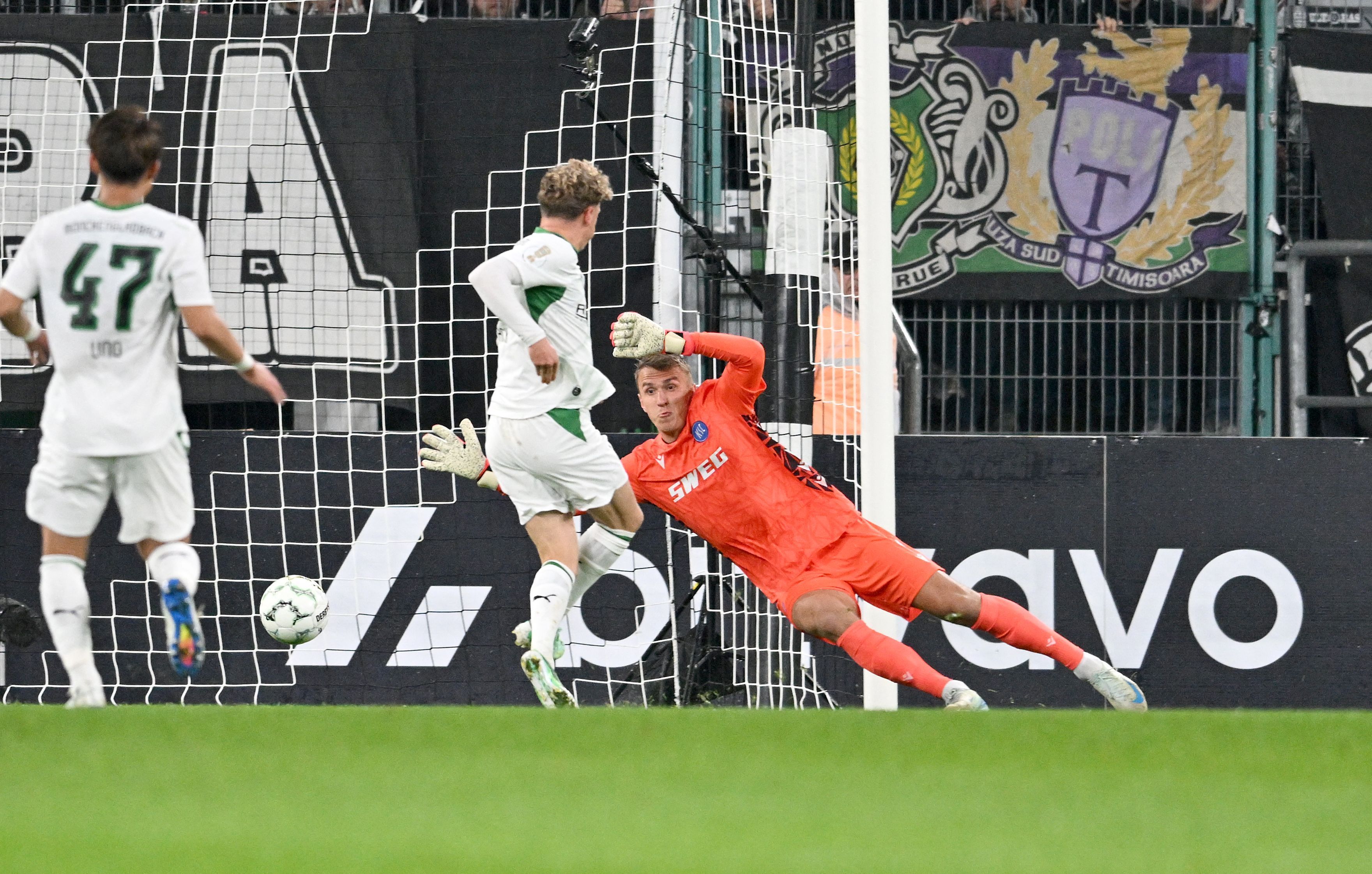 Robin Hack erzielt das Tor zum 1:0 gegen Torwart Hans Christian Bernat.