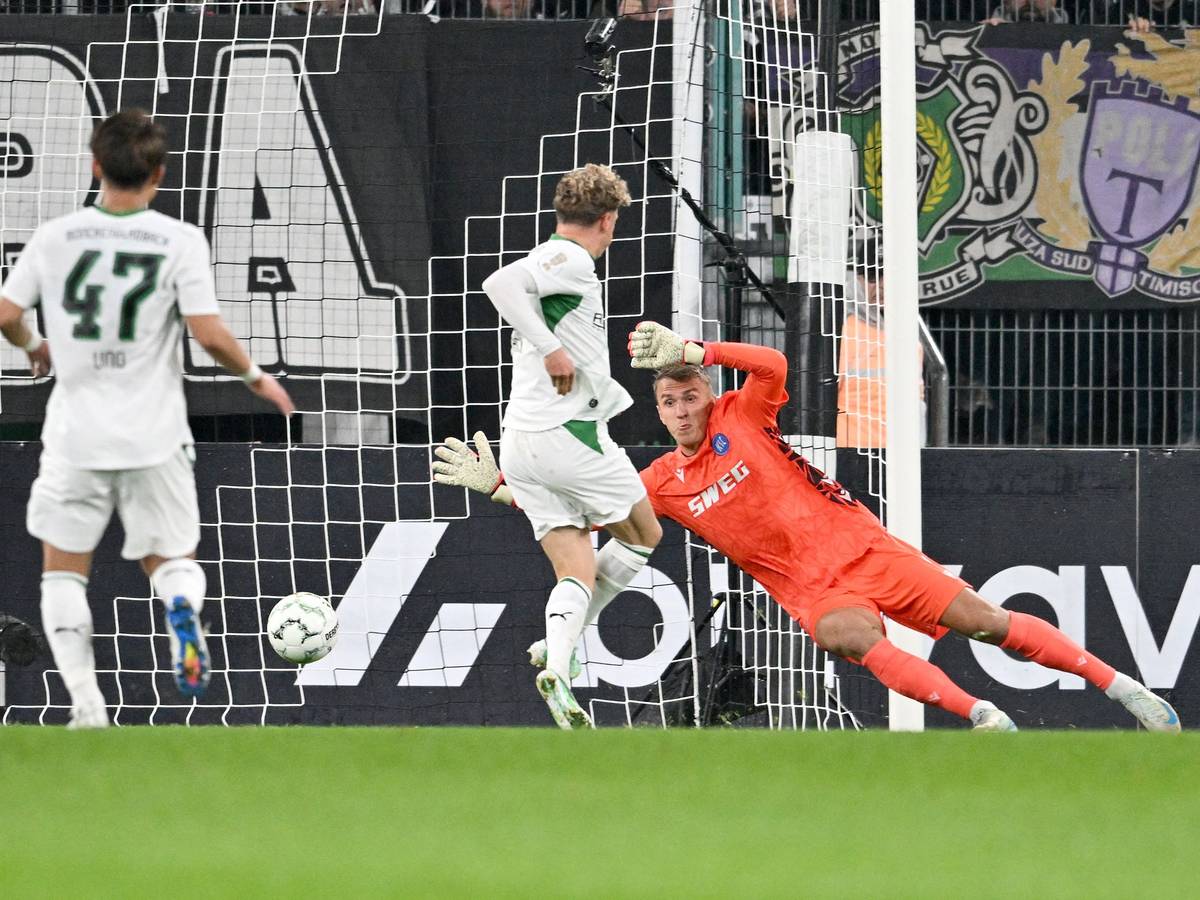 Robin Hack erzielt das Tor zum 1:0 gegen Torwart Hans Christian Bernat.
