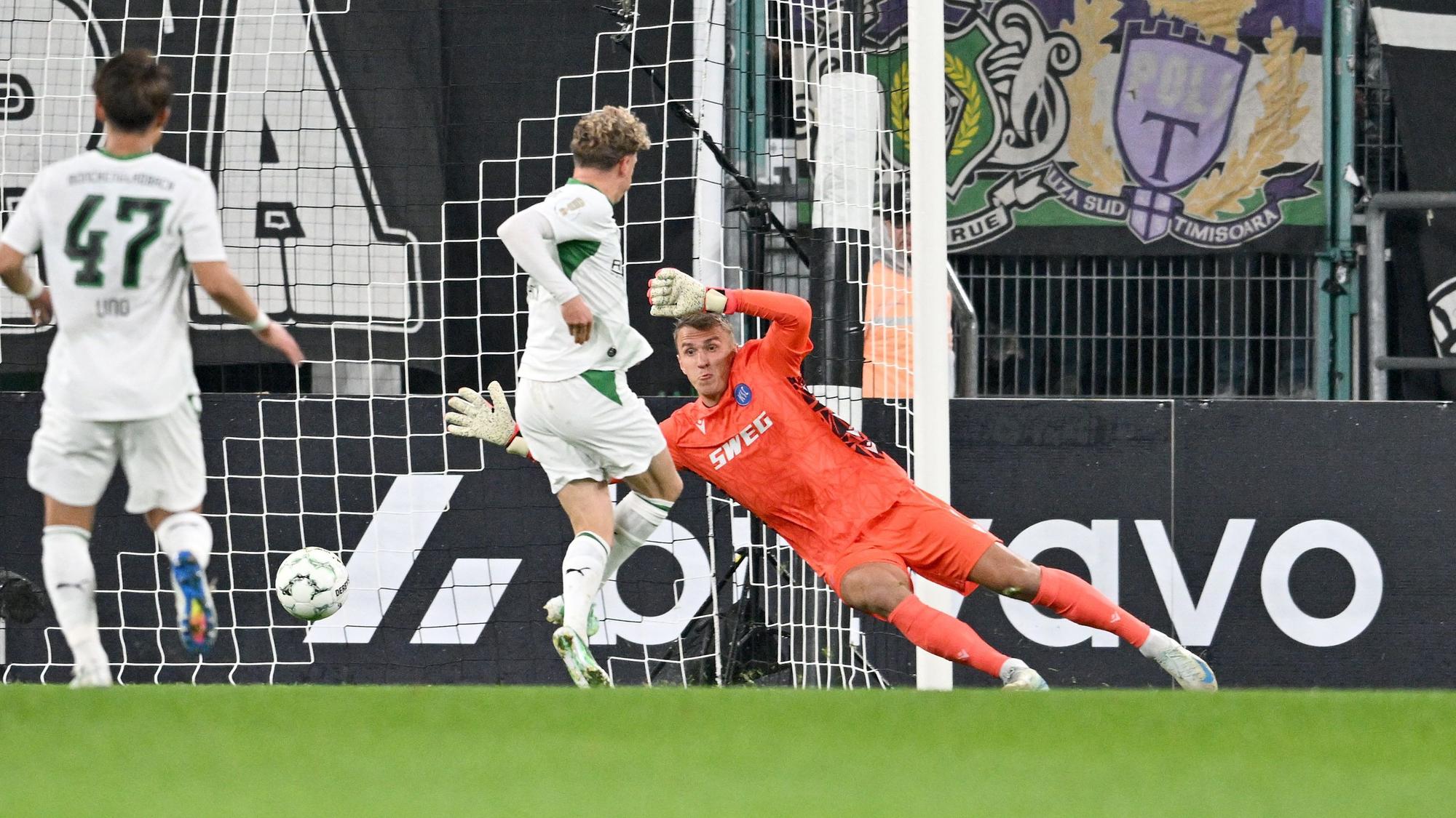 Tor für Gladbach durch Robin Hack.
