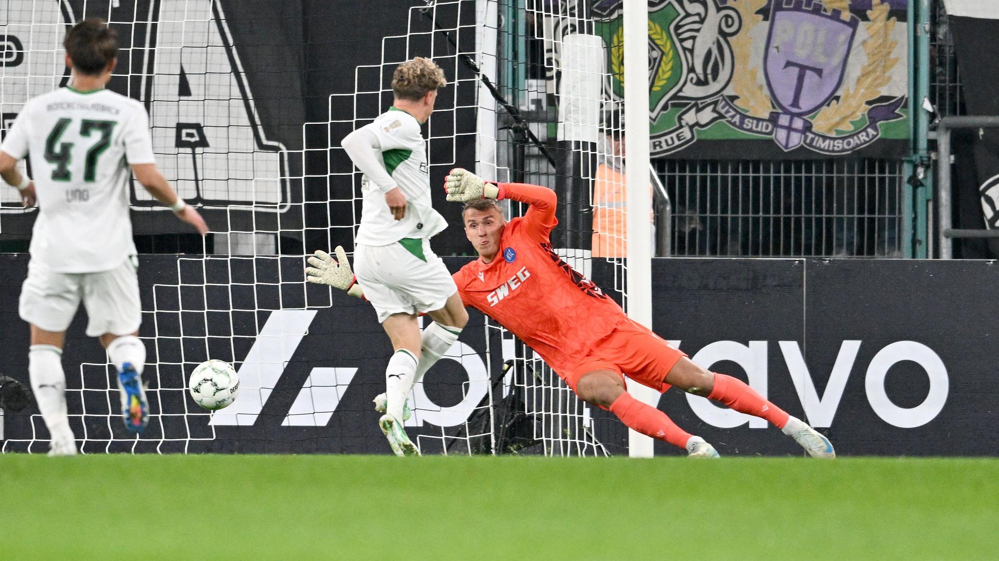 Robin Hack erzielt das Tor zum 1:0 gegen Torwart Hans Christian Bernat.