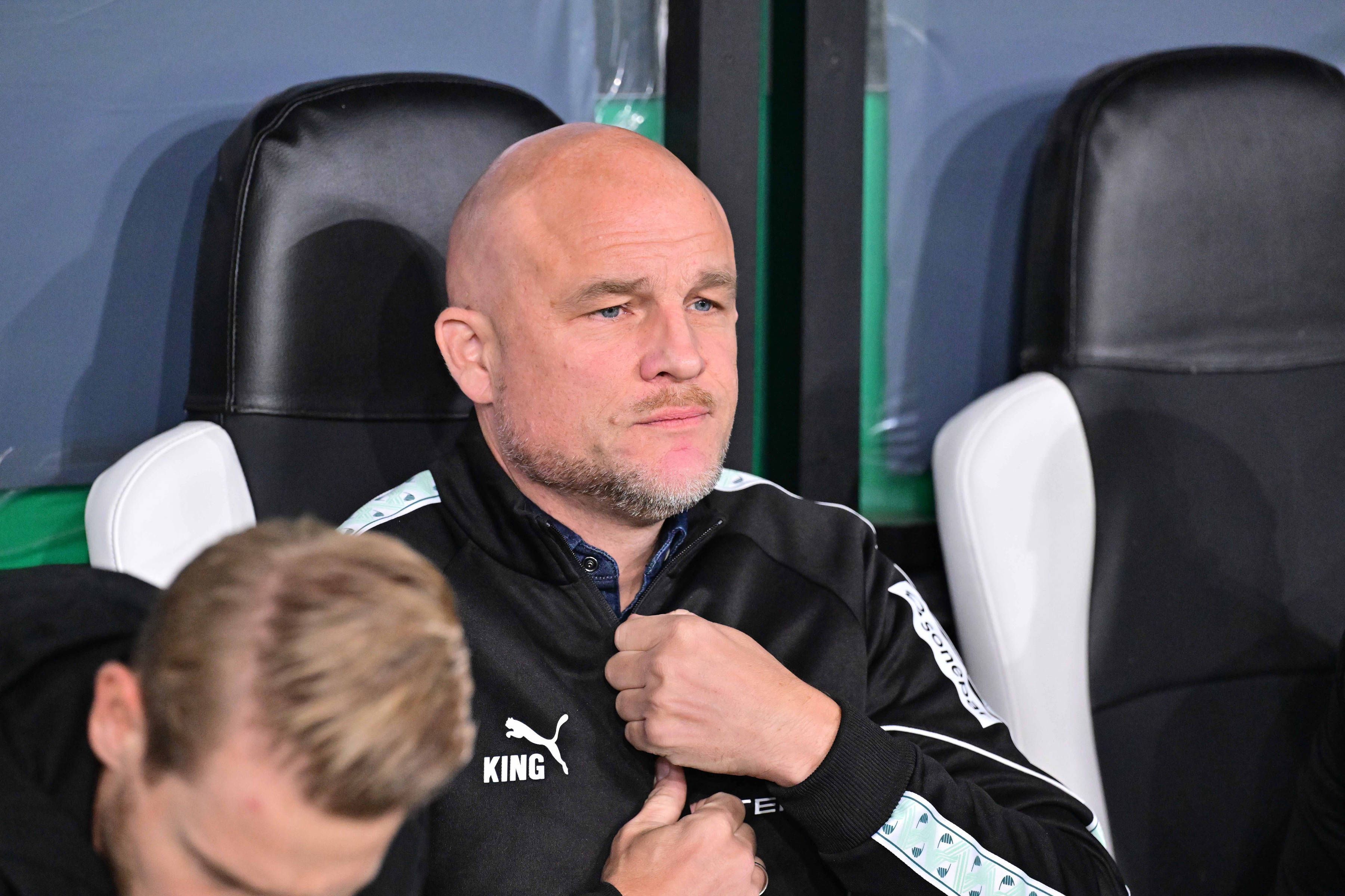 Rouven Schröder friemelt am Reißverschluss seiner Gladbach-Jacke.