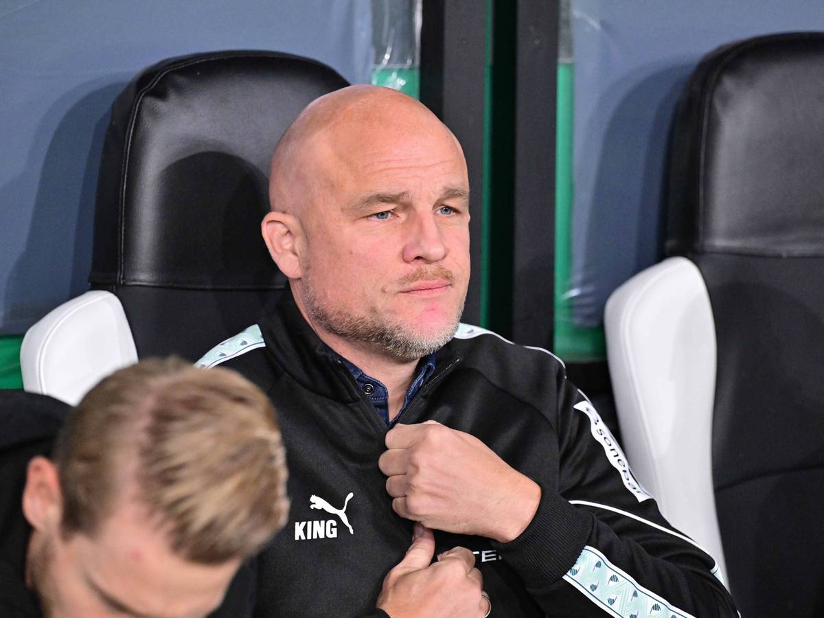 Rouven Schröder friemelt am Reißverschluss seiner Gladbach-Jacke.