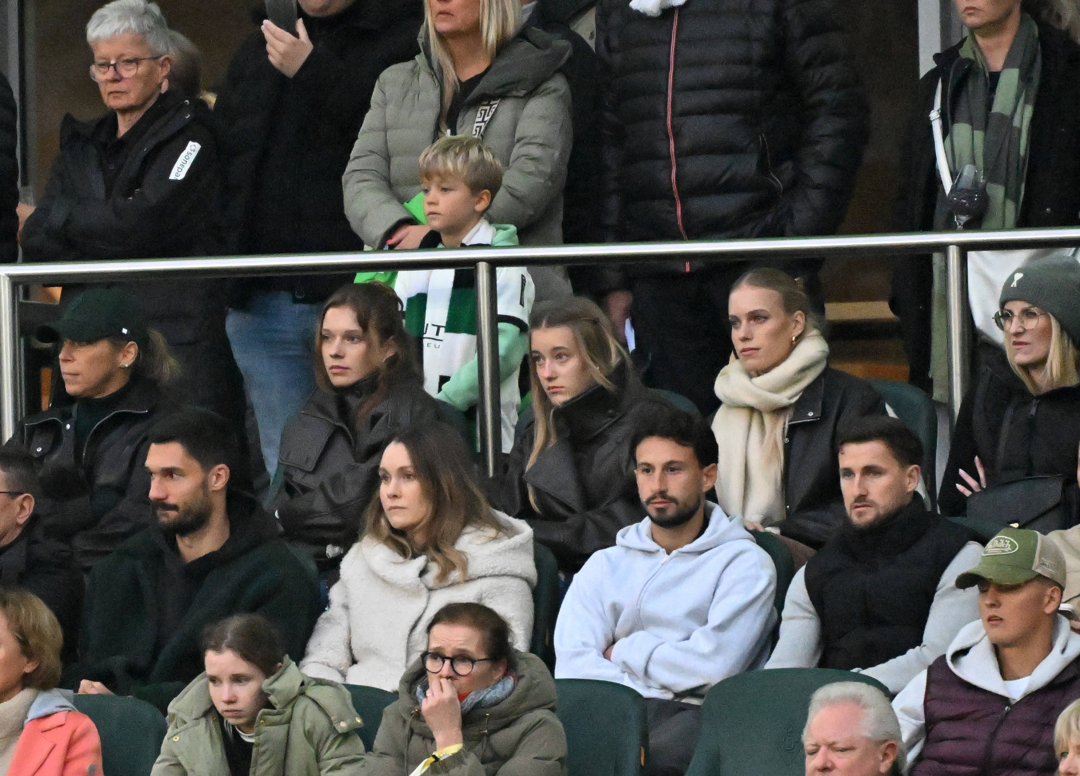 Bei einem Gladbach-Spiel sitzen Tim Kleindienst, Nicolas Kühn und Enzo Leopold auf der Tribüne.