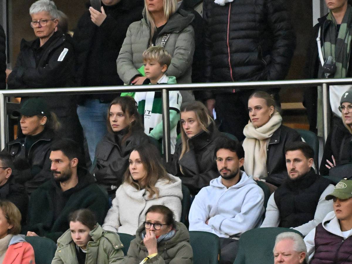 Bei einem Gladbach-Spiel sitzen Tim Kleindienst, Nicolas Kühn und Enzo Leopold auf der Tribüne.