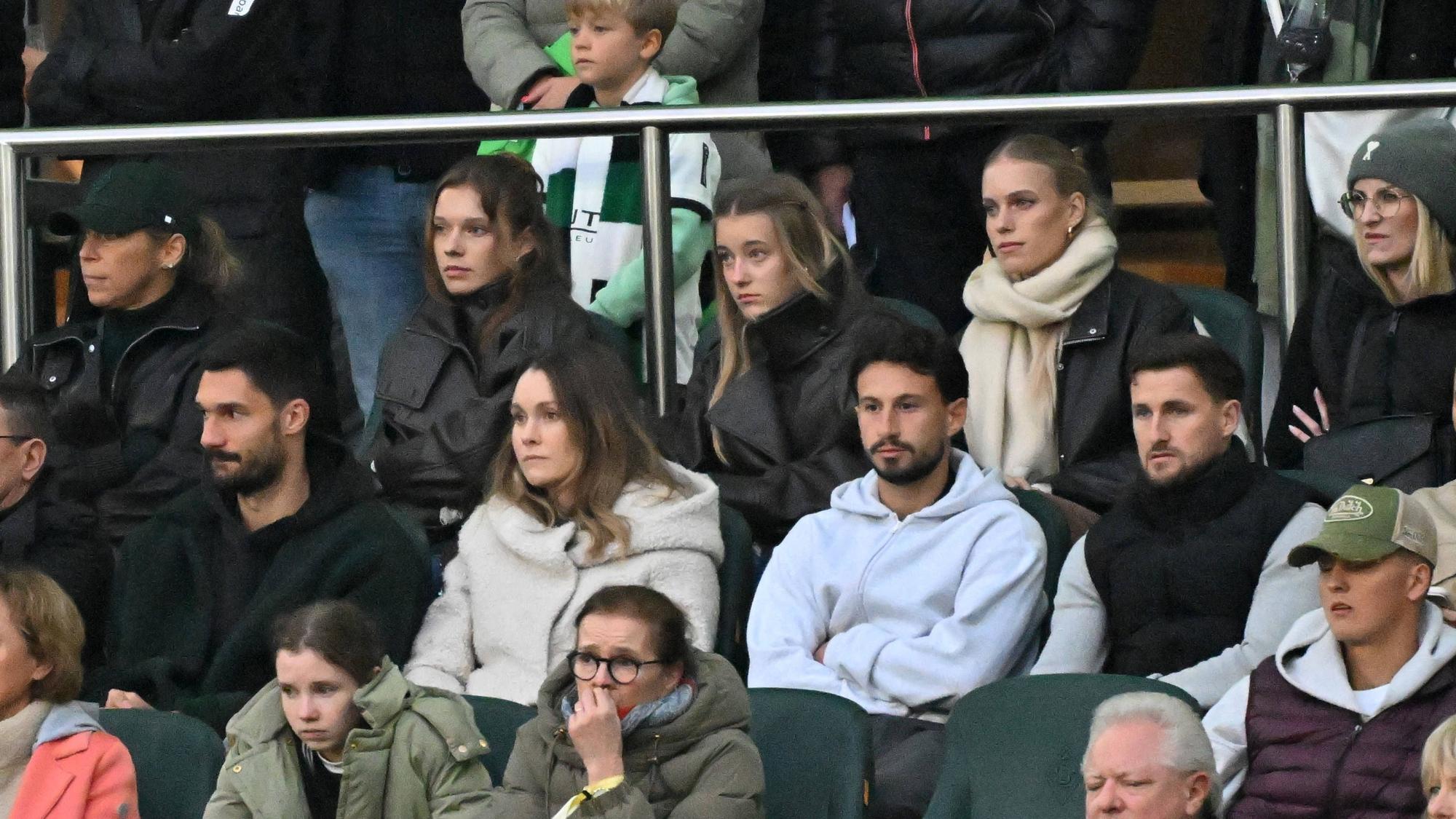 Bei einem Gladbach-Spiel sitzen Tim Kleindienst, Nicolas Kühn und Enzo Leopold auf der Tribüne.