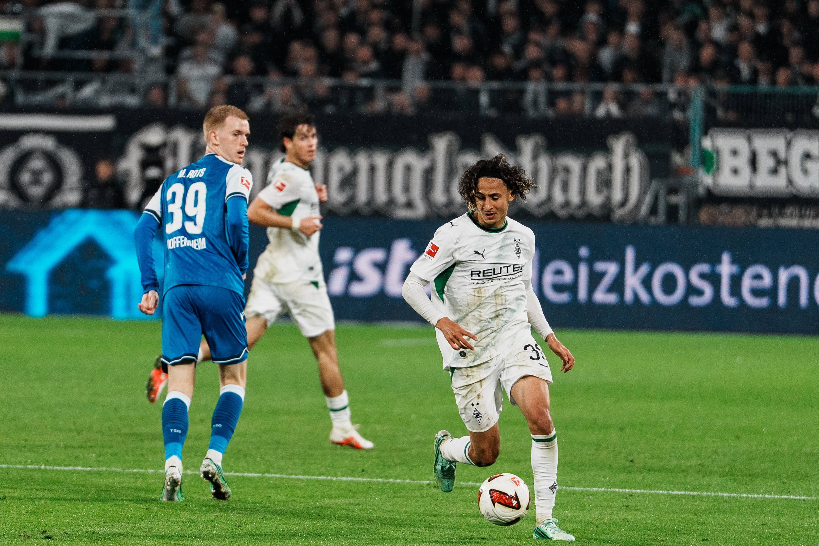Wael Mohya von Borussia Mönchengladbach am Ball