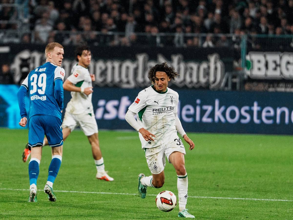 Wael Mohya von Borussia Mönchengladbach am Ball
