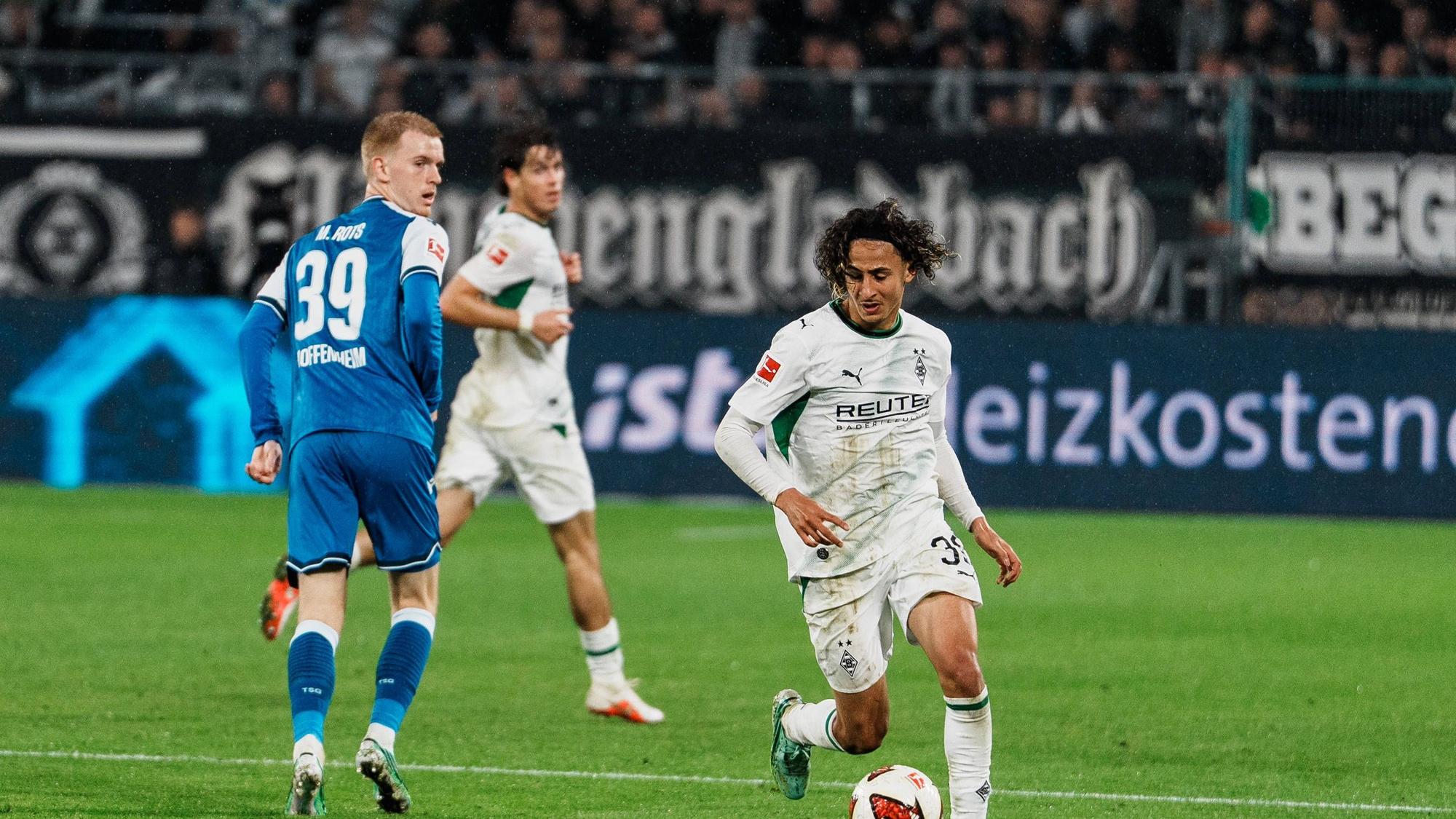 Wael Mohya von Borussia Mönchengladbach am Ball