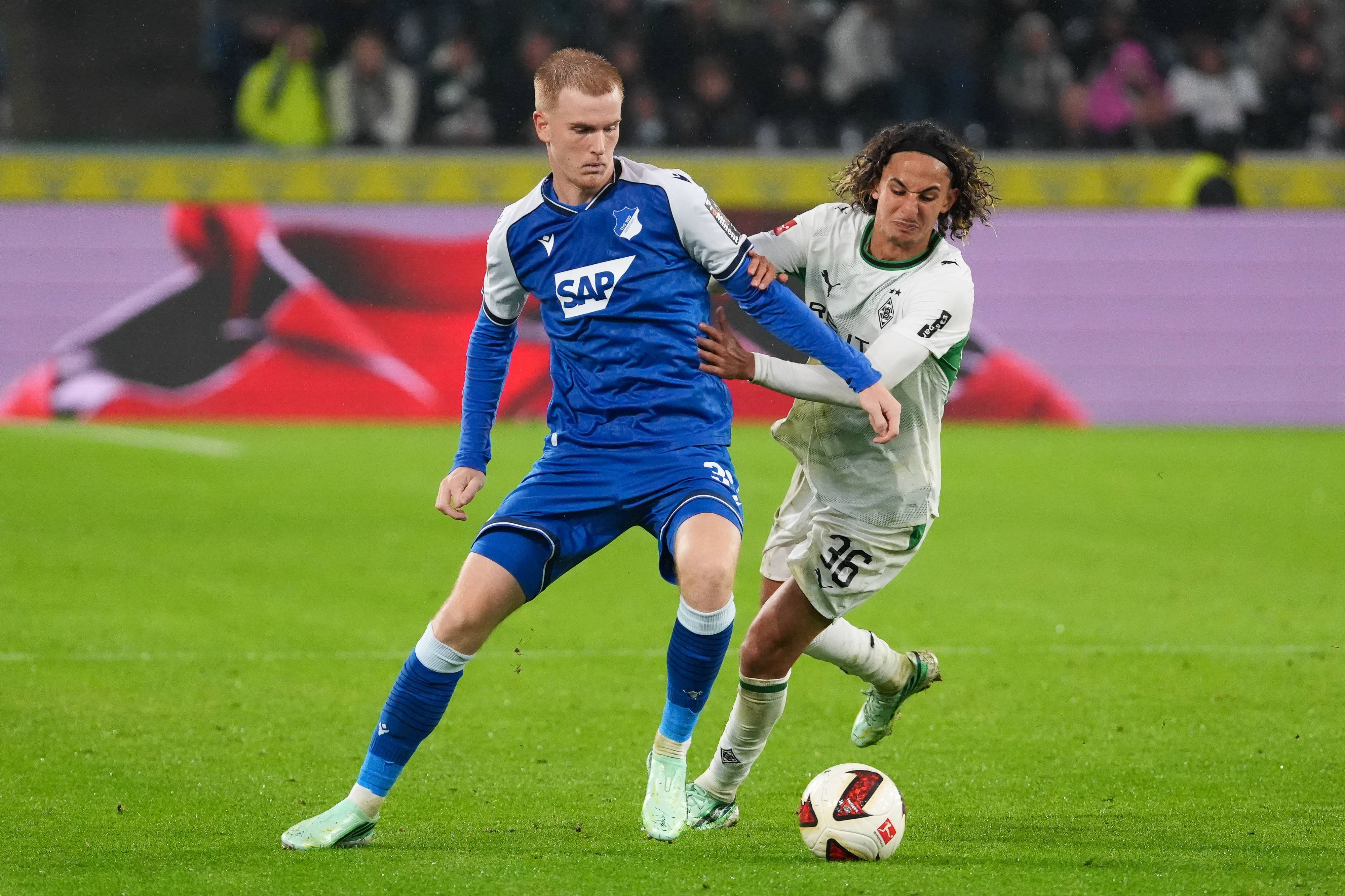 Wael Mohya im Zweikampf mit Mats Rots