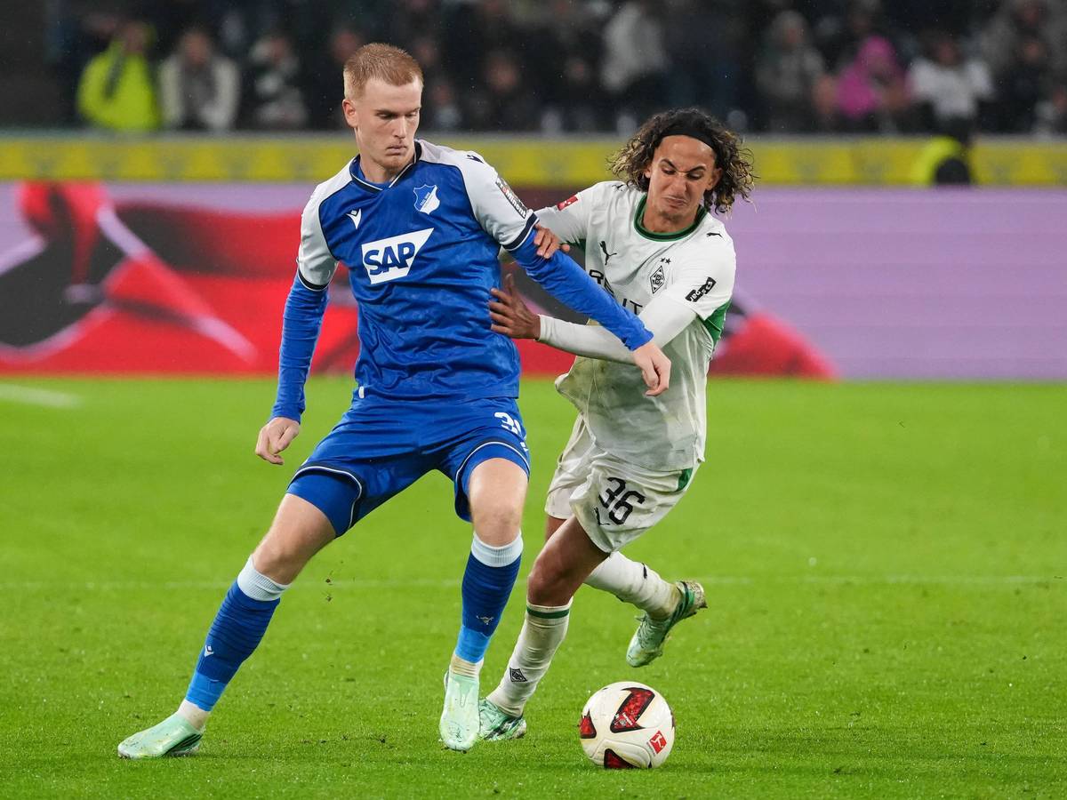 Wael Mohya im Zweikampf mit Mats Rots