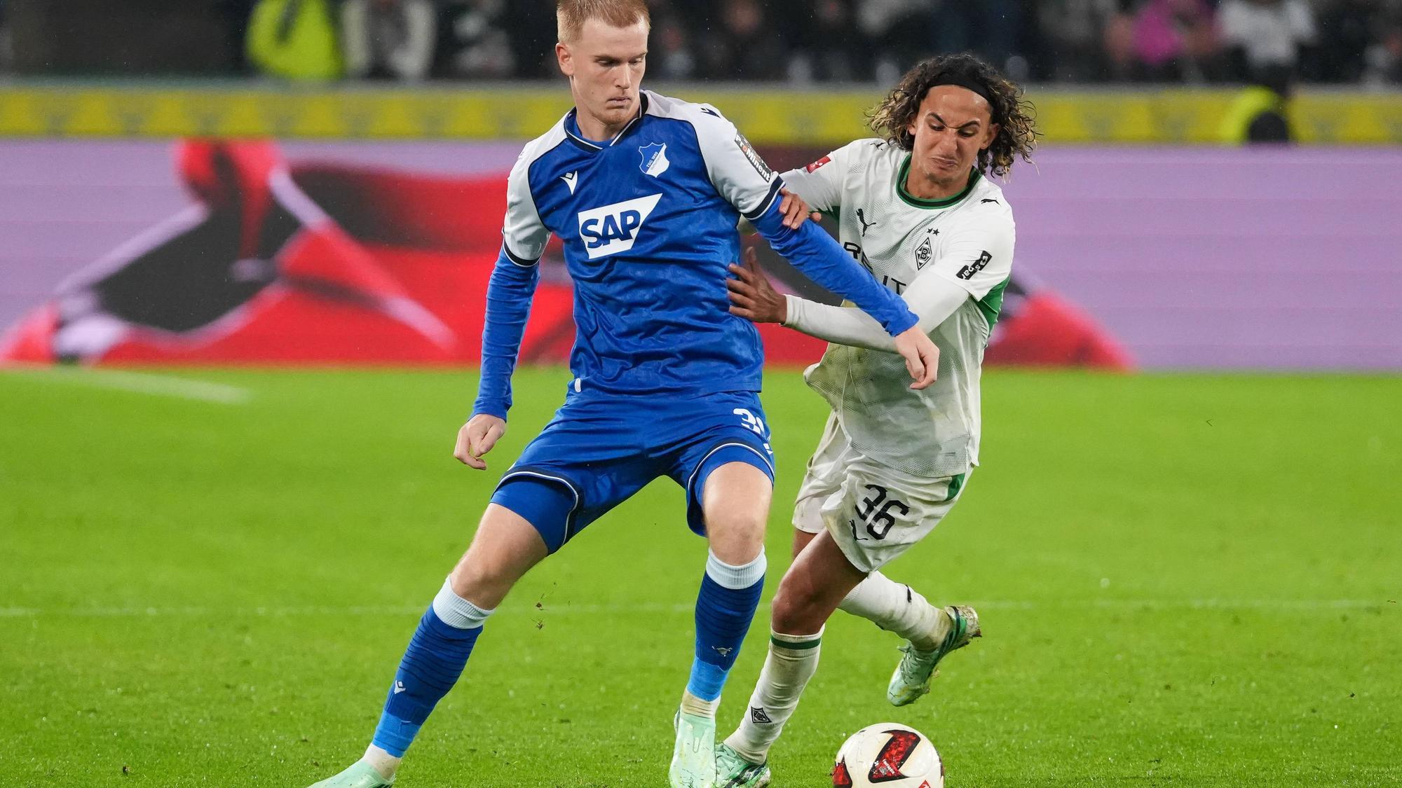 Wael Mohya im Zweikampf mit Mats Rots