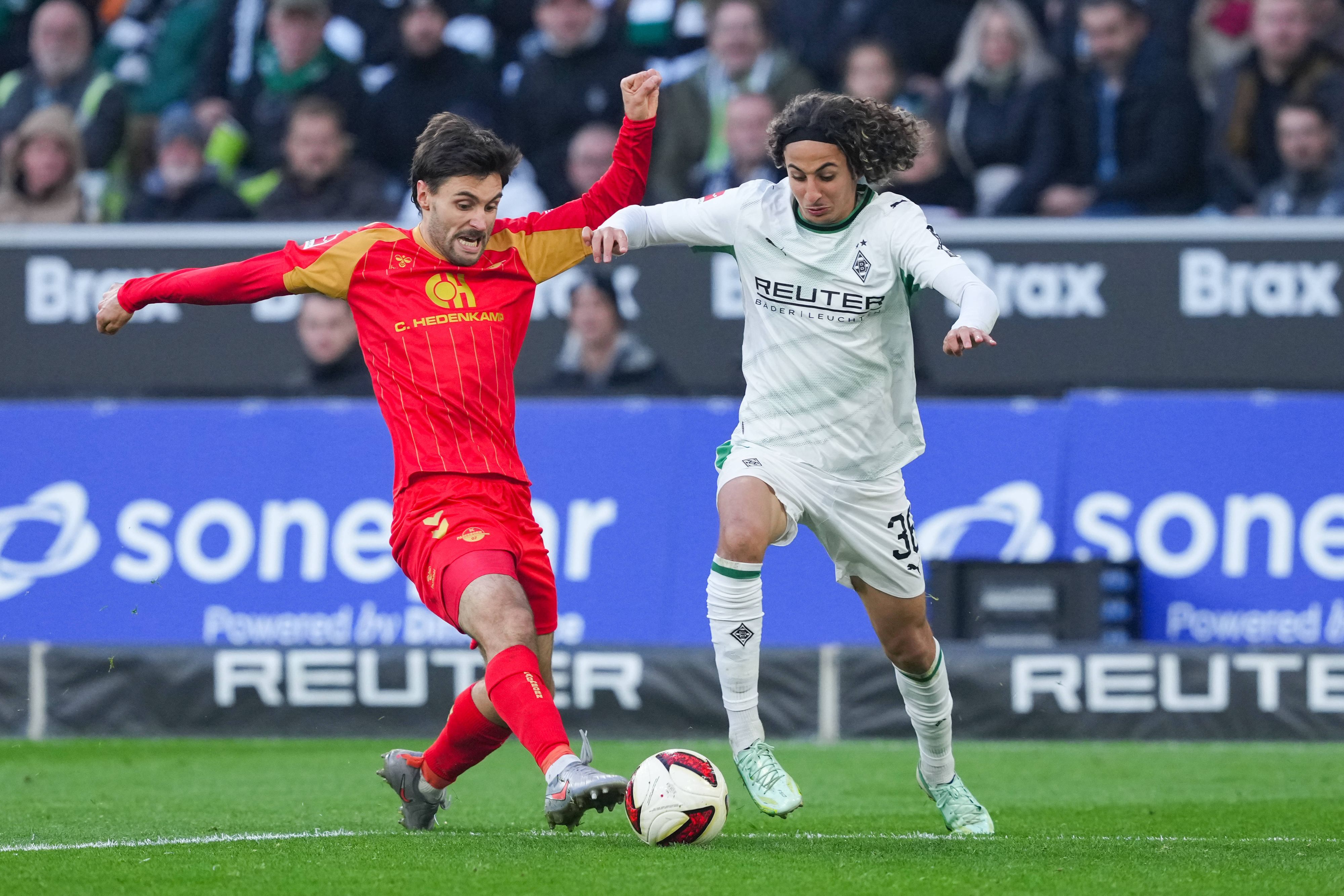 Wael Mohya und Tom Baack im Zweikampf
