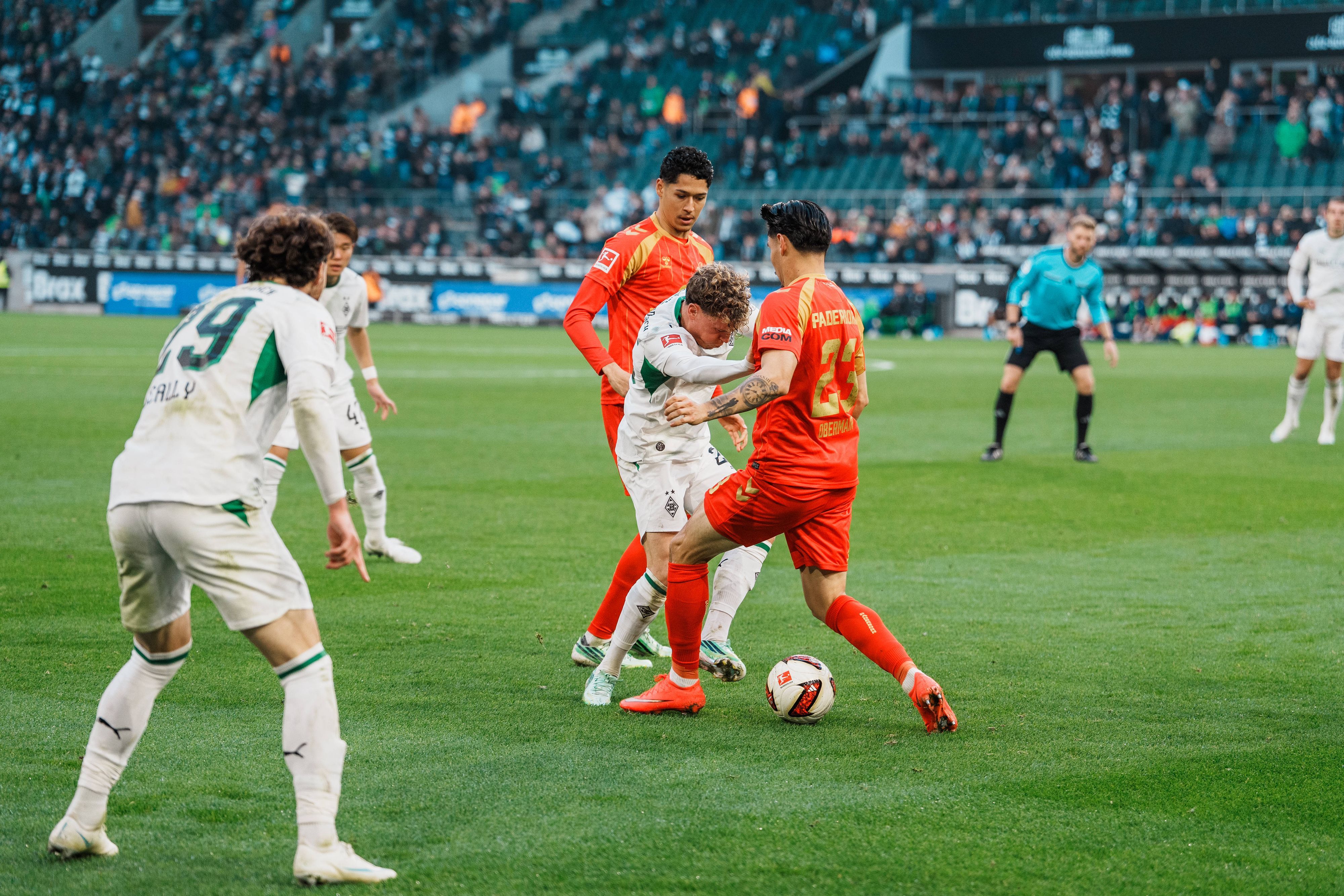 Robin Hack im Duell mit Raphael Obermair.