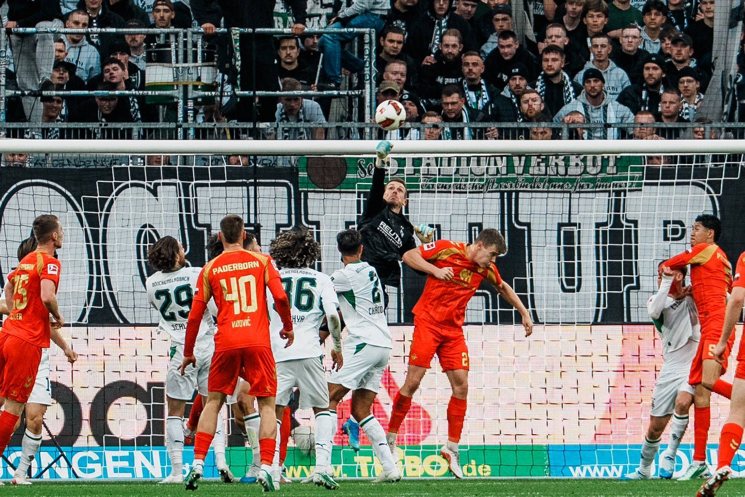 Daniel Batz geht mit der Faust zum Ball.