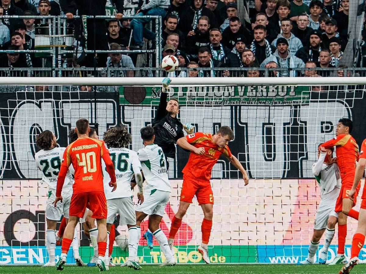 Daniel Batz geht mit der Faust zum Ball.