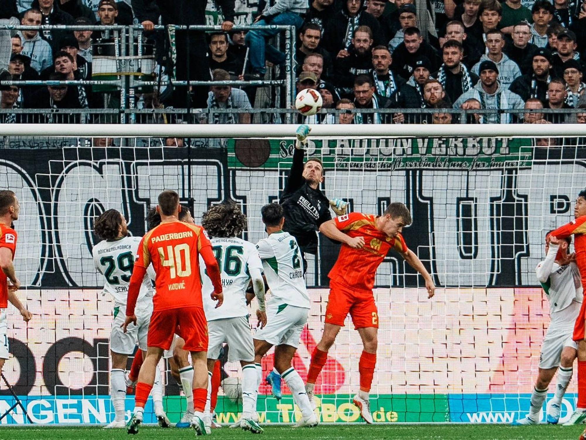 Daniel Batz geht mit der Faust zum Ball.